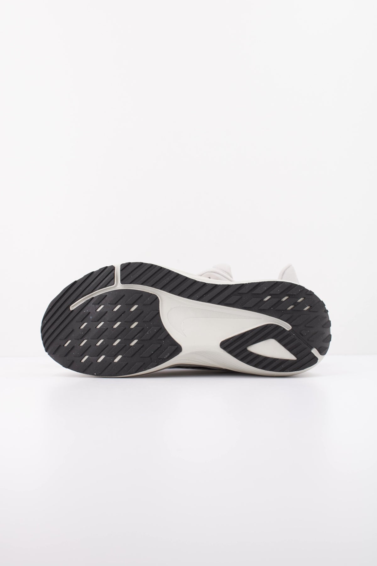 NIKE NIKE QUEST 7 en color GRIS (5)