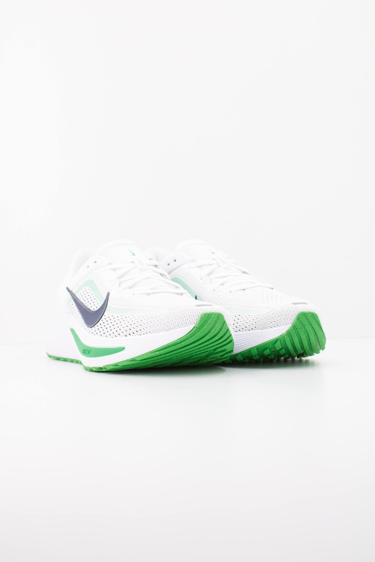 NIKE NIKE QUEST 7 en color BLANCO (2)