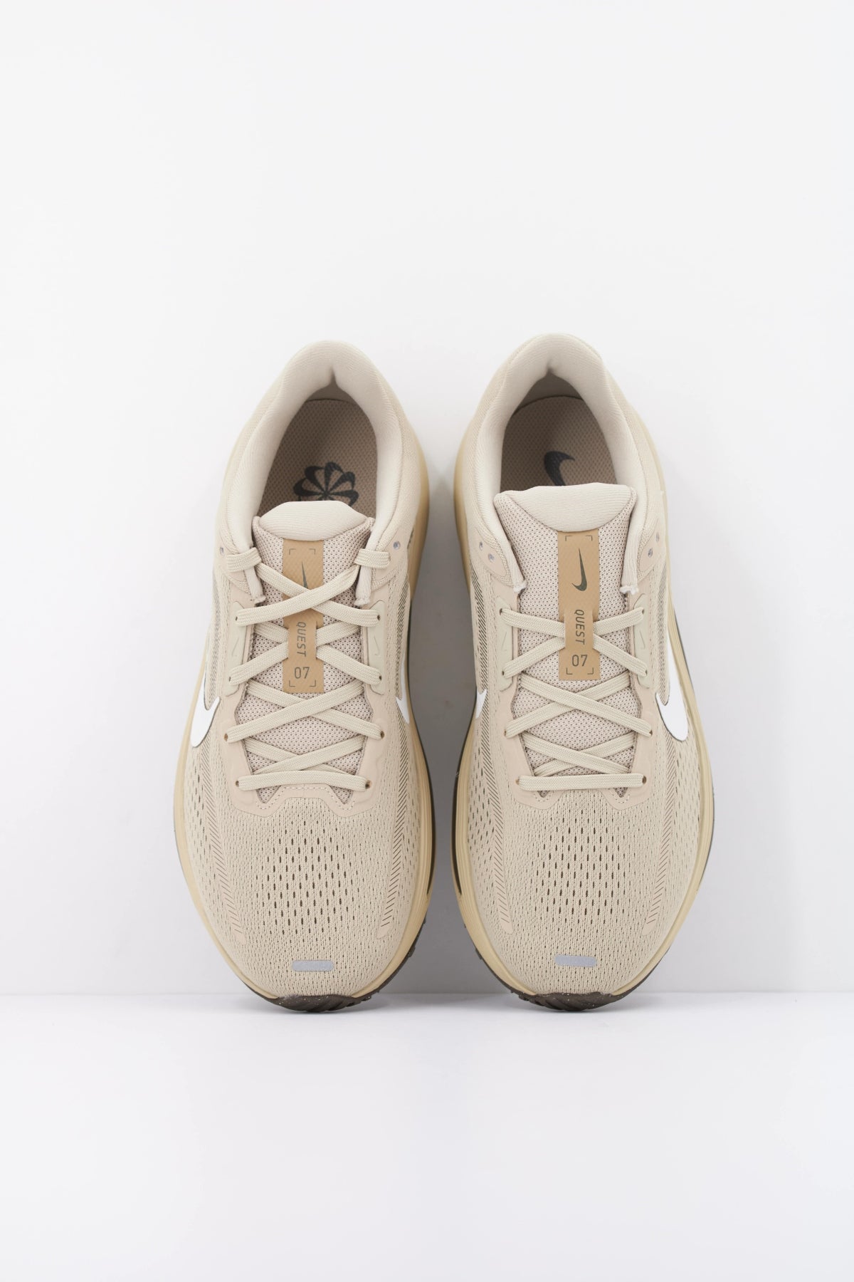 NIKE NIKE QUEST 7 en color BEIS (3)