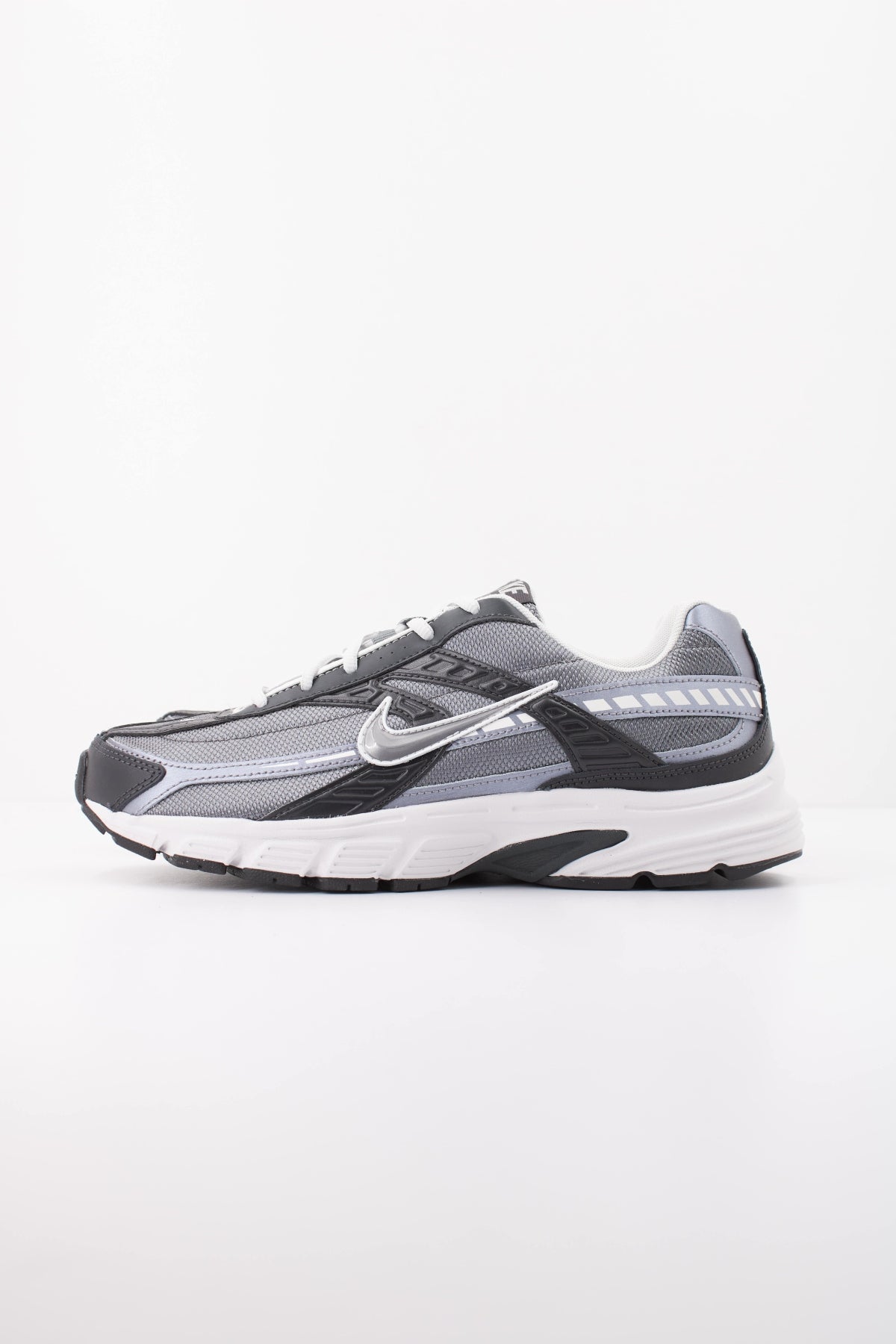 NIKE INITIATOR IB3083-001 en color GRIS (1)