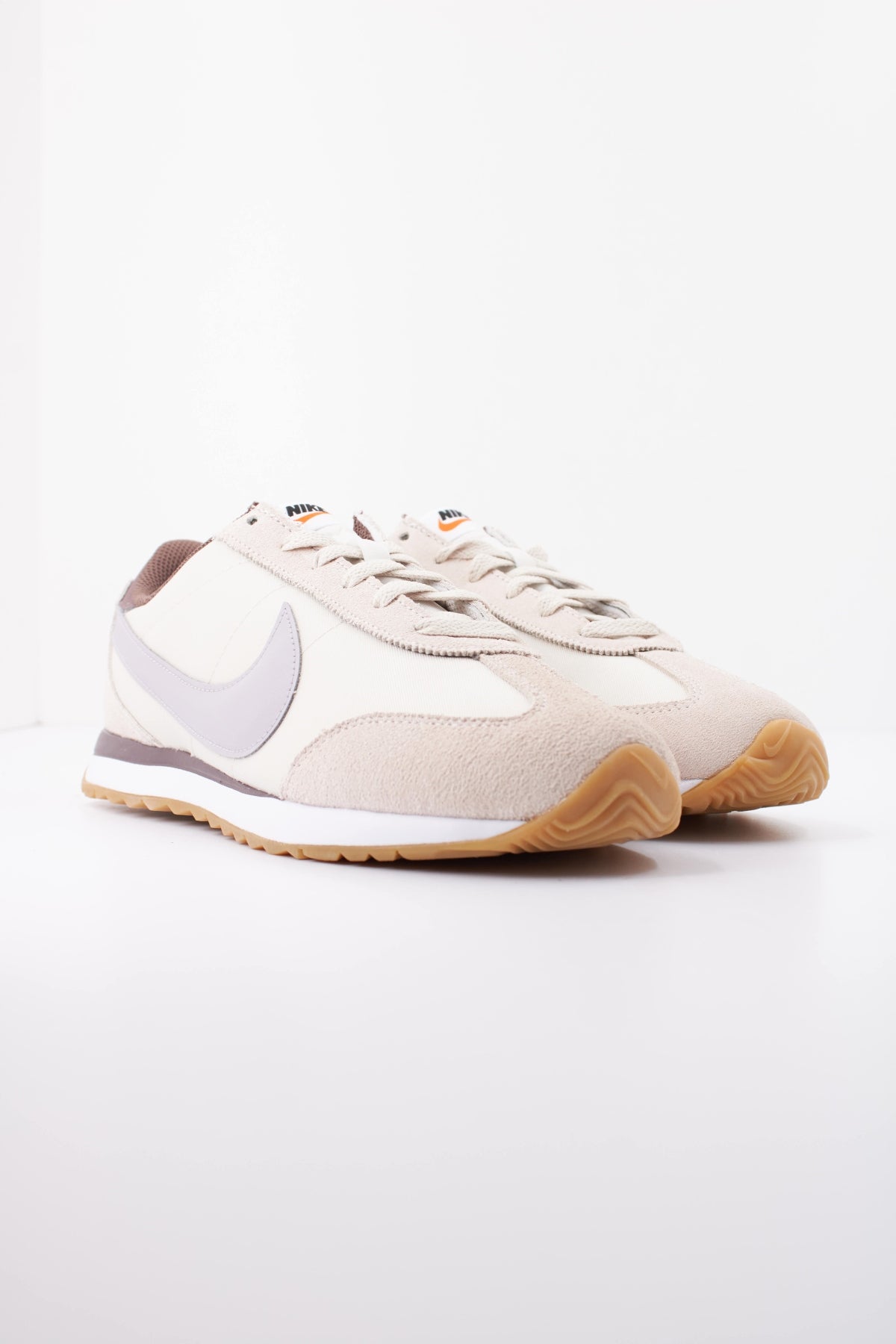 NIKE NIKE PACIFIC GS en color NUDE (2)