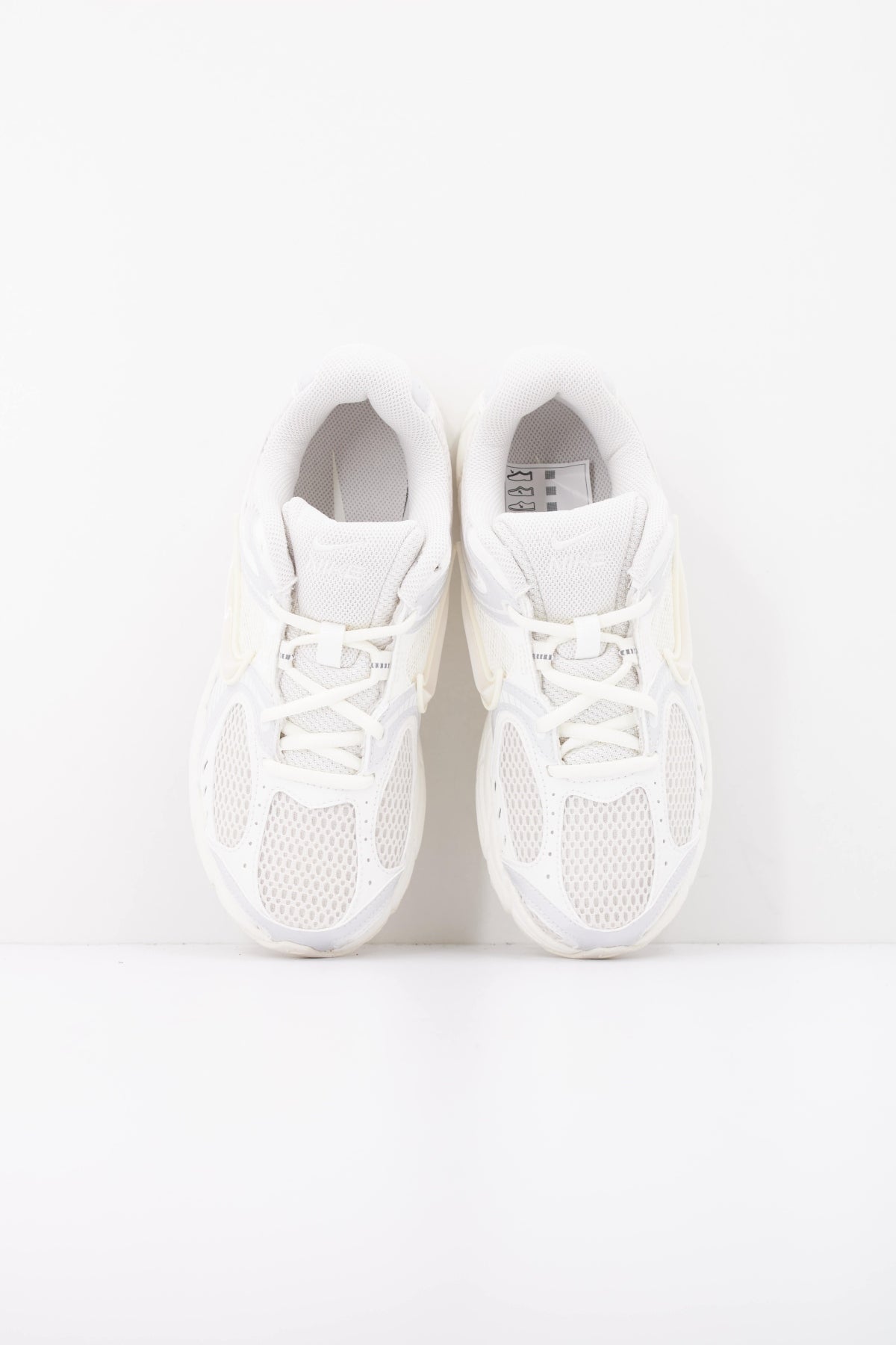 NIKE W NIKE V5 RNR en color BLANCO (3)