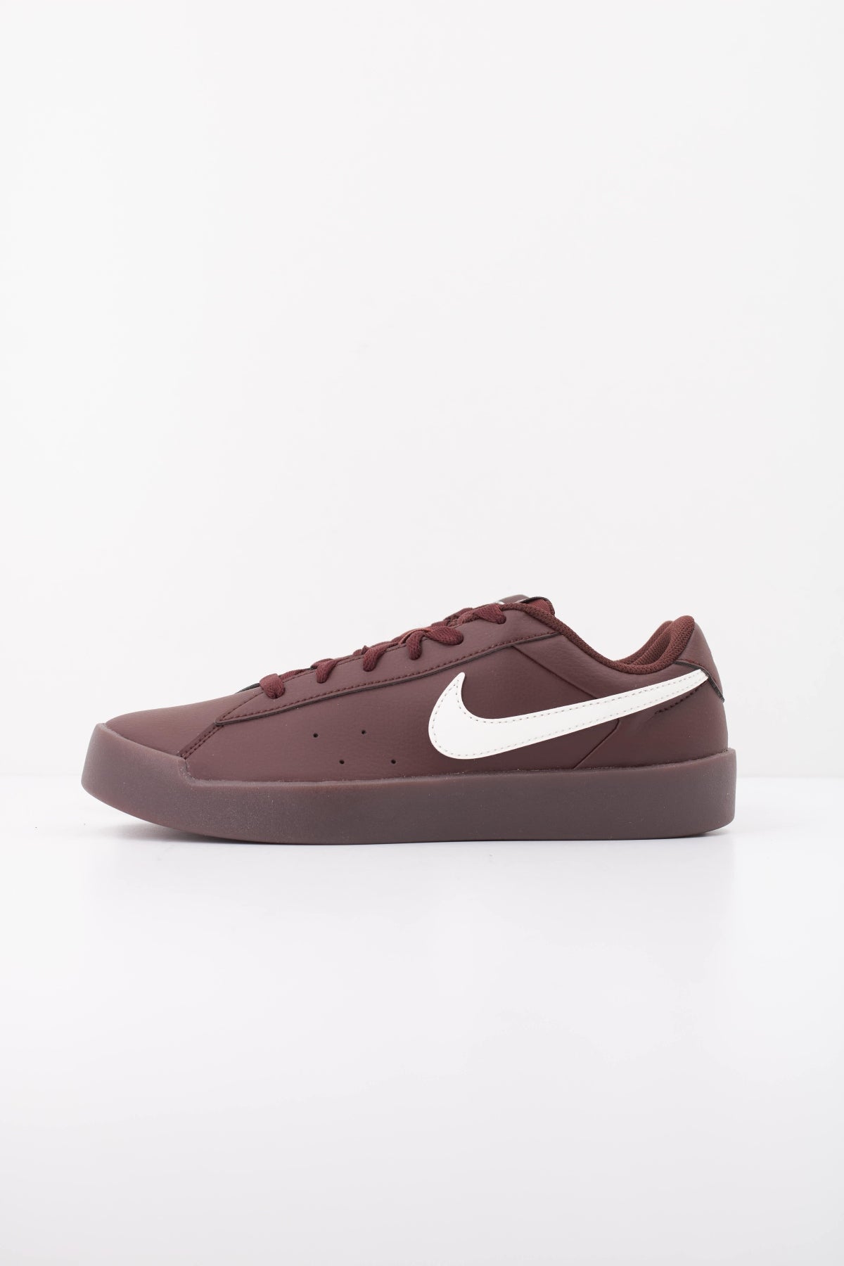 NIKE COURT HERITAGE SL IQ9696-600 en color BURDEOS (1)