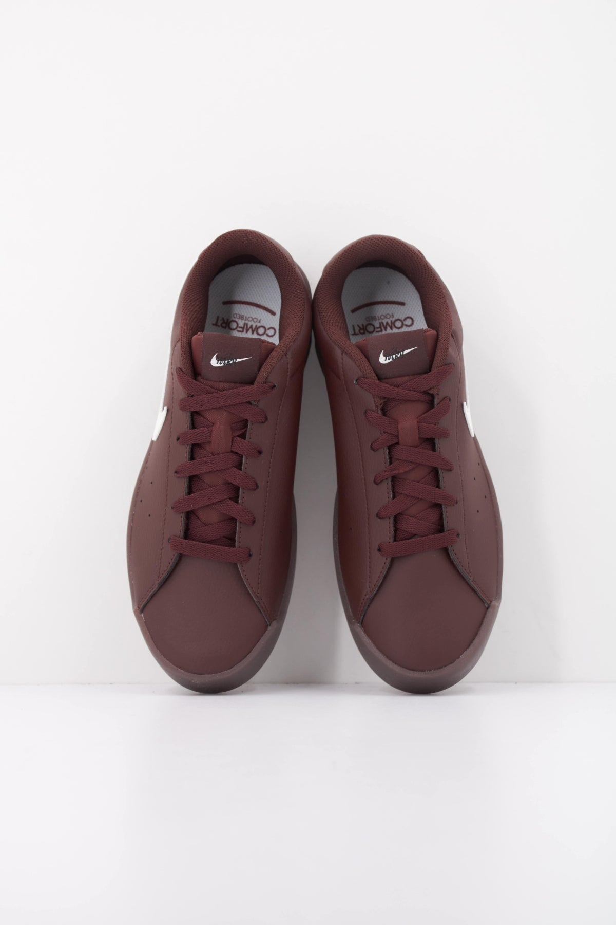 NIKE W NIKE COURT HERITAGE SL en color BURDEOS (3)