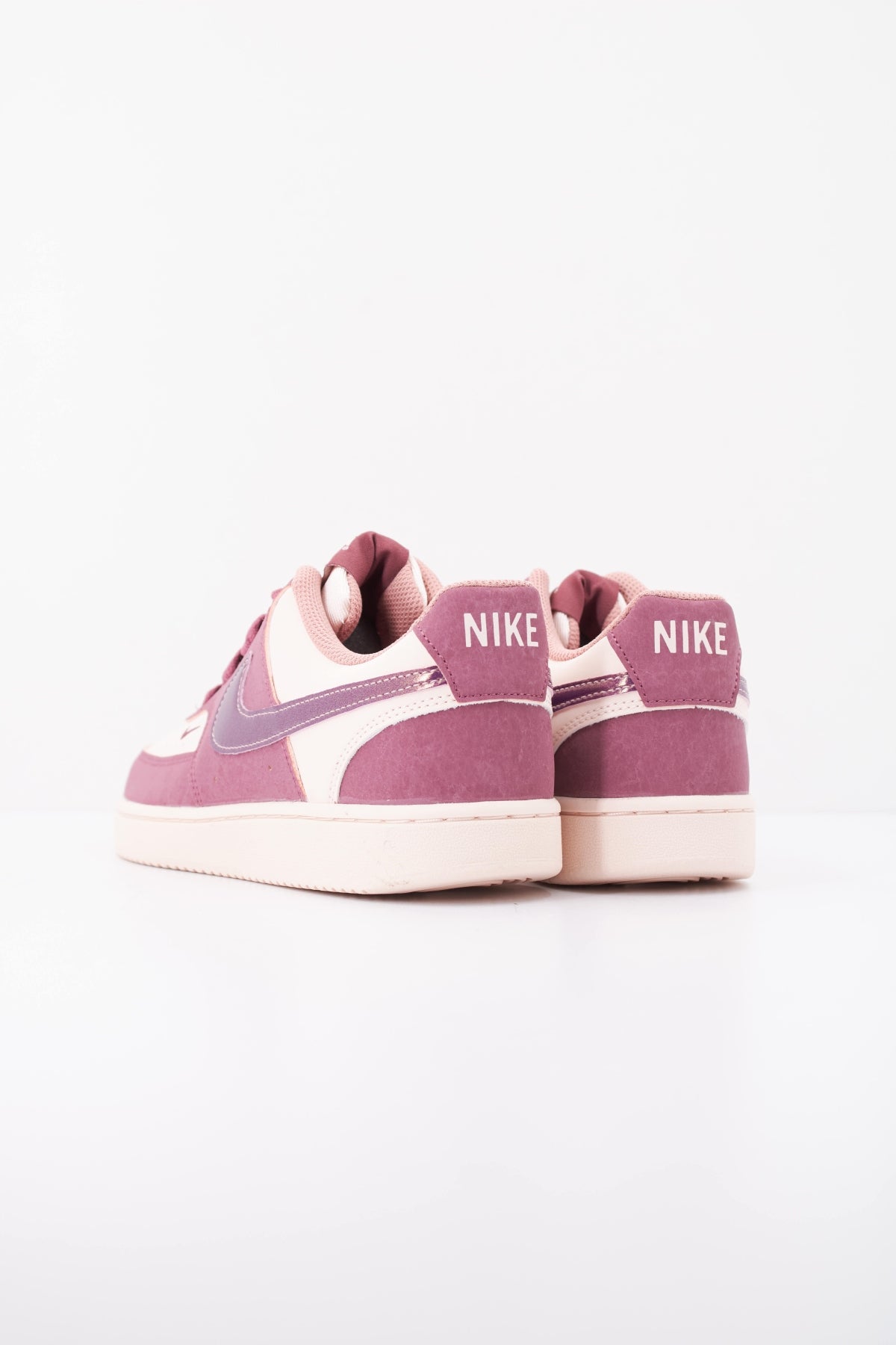 NIKE COURT VISION LOW LX IU7630 en color BURDEOS (4)