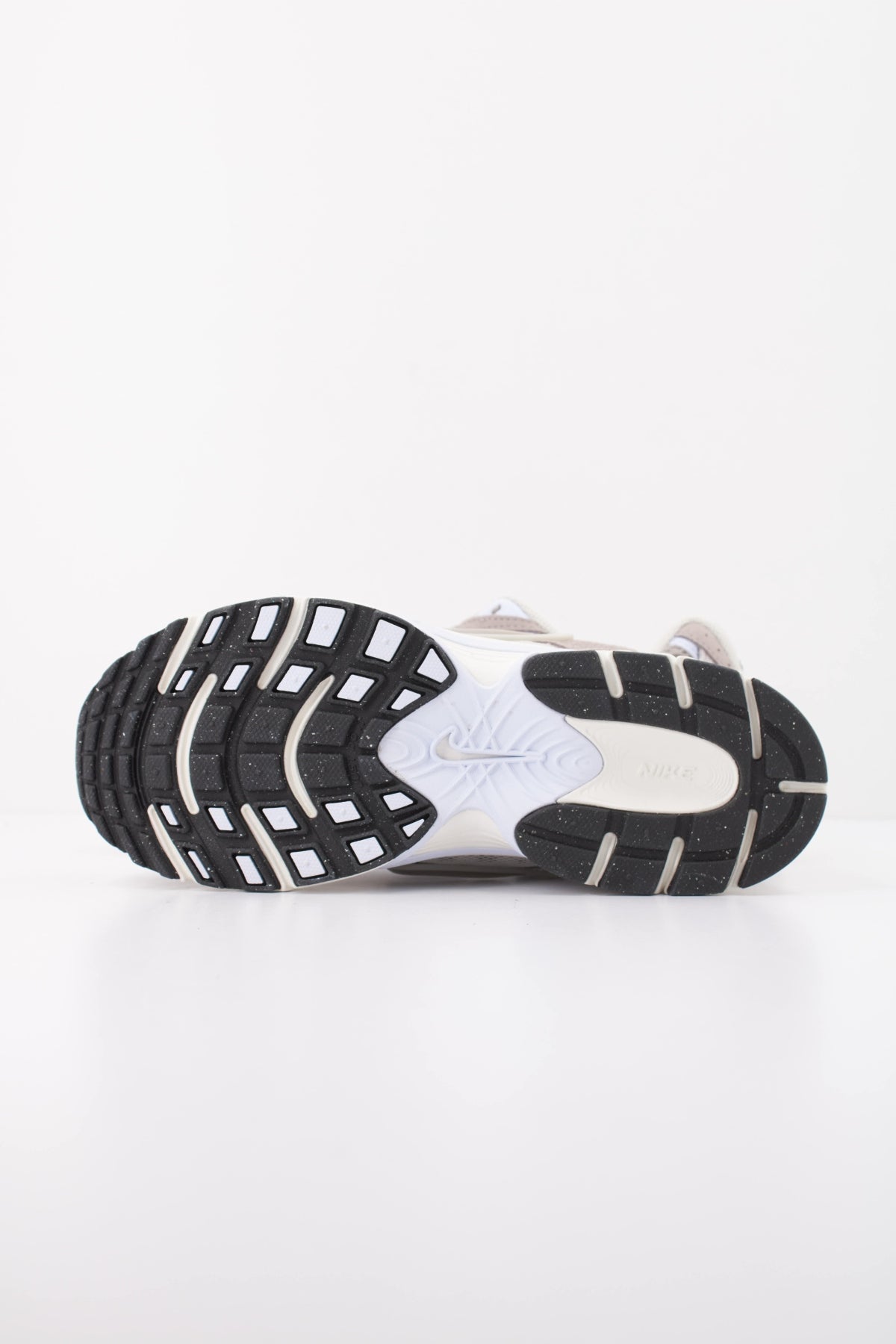 NIKE W NIKE V5 RNR SUEDE 2 en color BEIS (5)