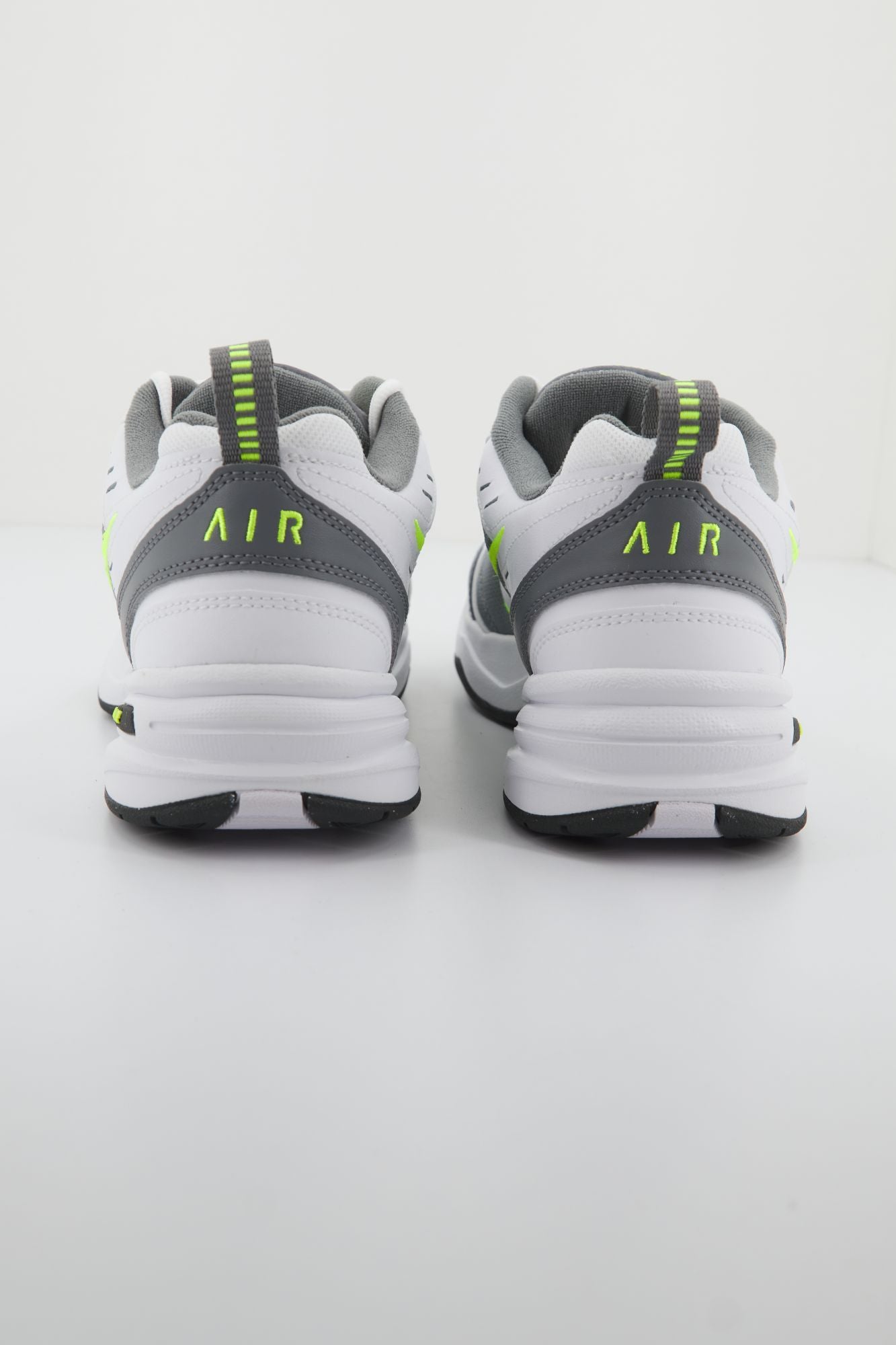 NIKE NIKE AIR MONARCH en color BLANCO (3)