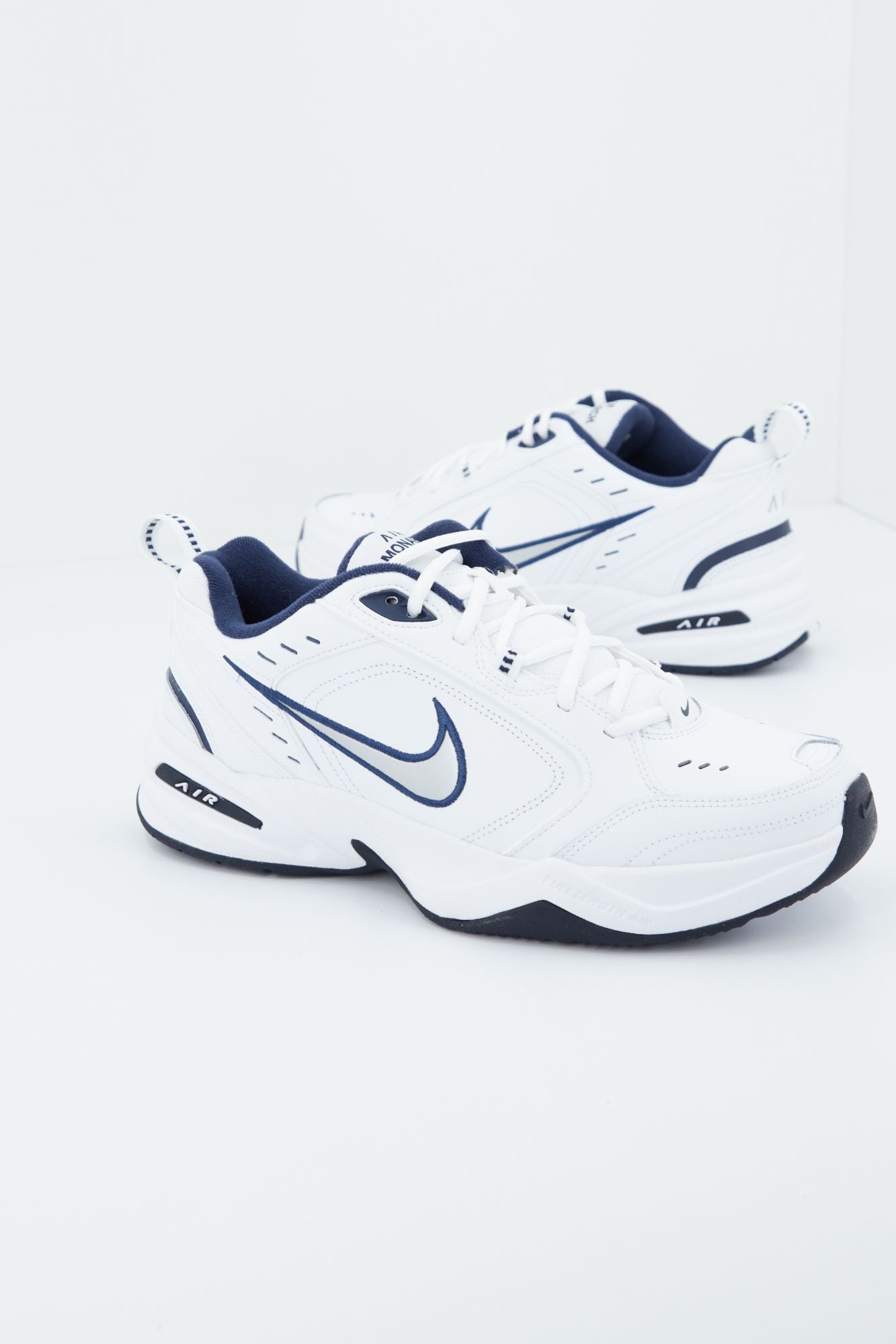 NIKE NIKE AIR MONARCH en color BLANCO (1)