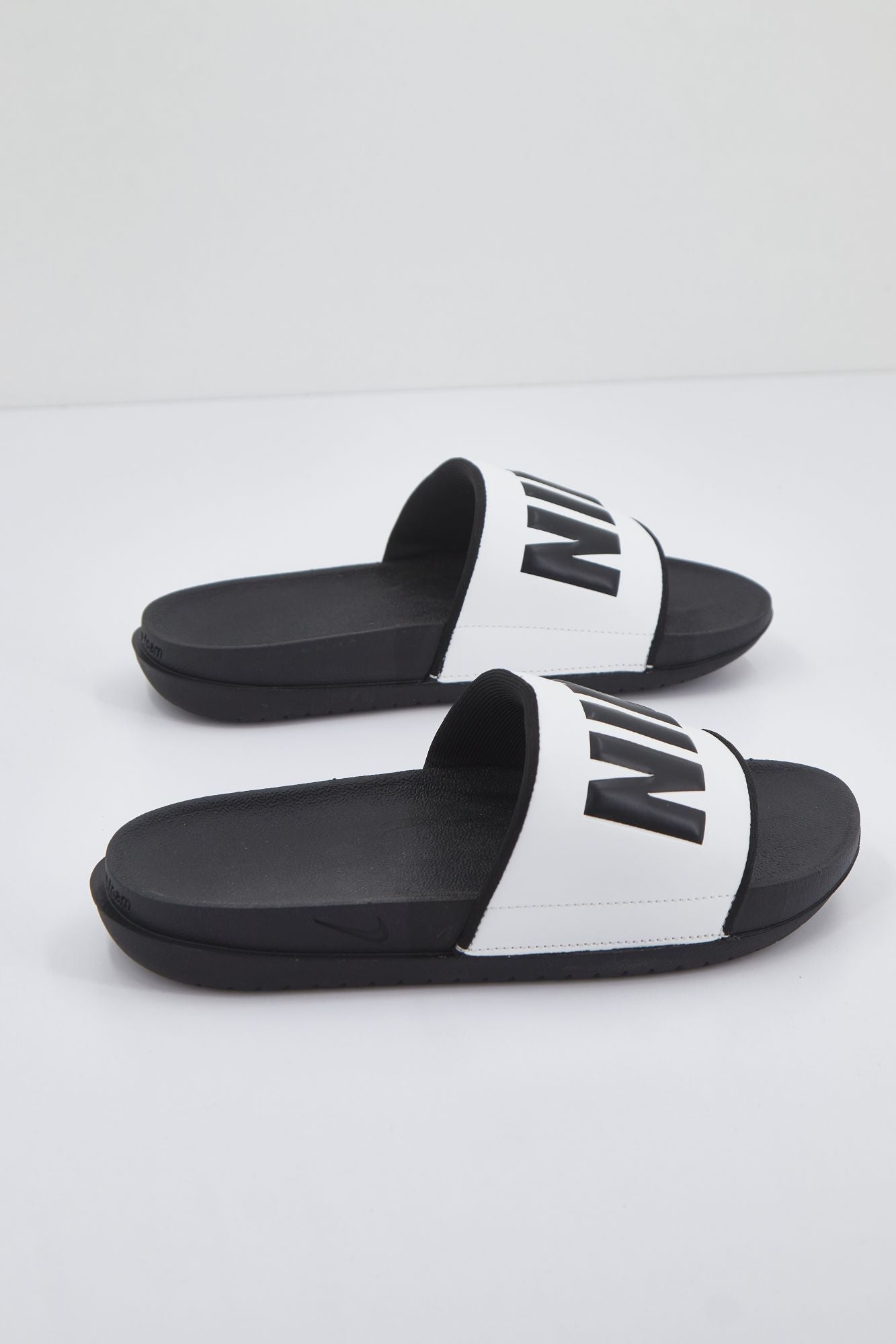 NIKE OFFCOURT WOMEN'S en color BLANCO (2)