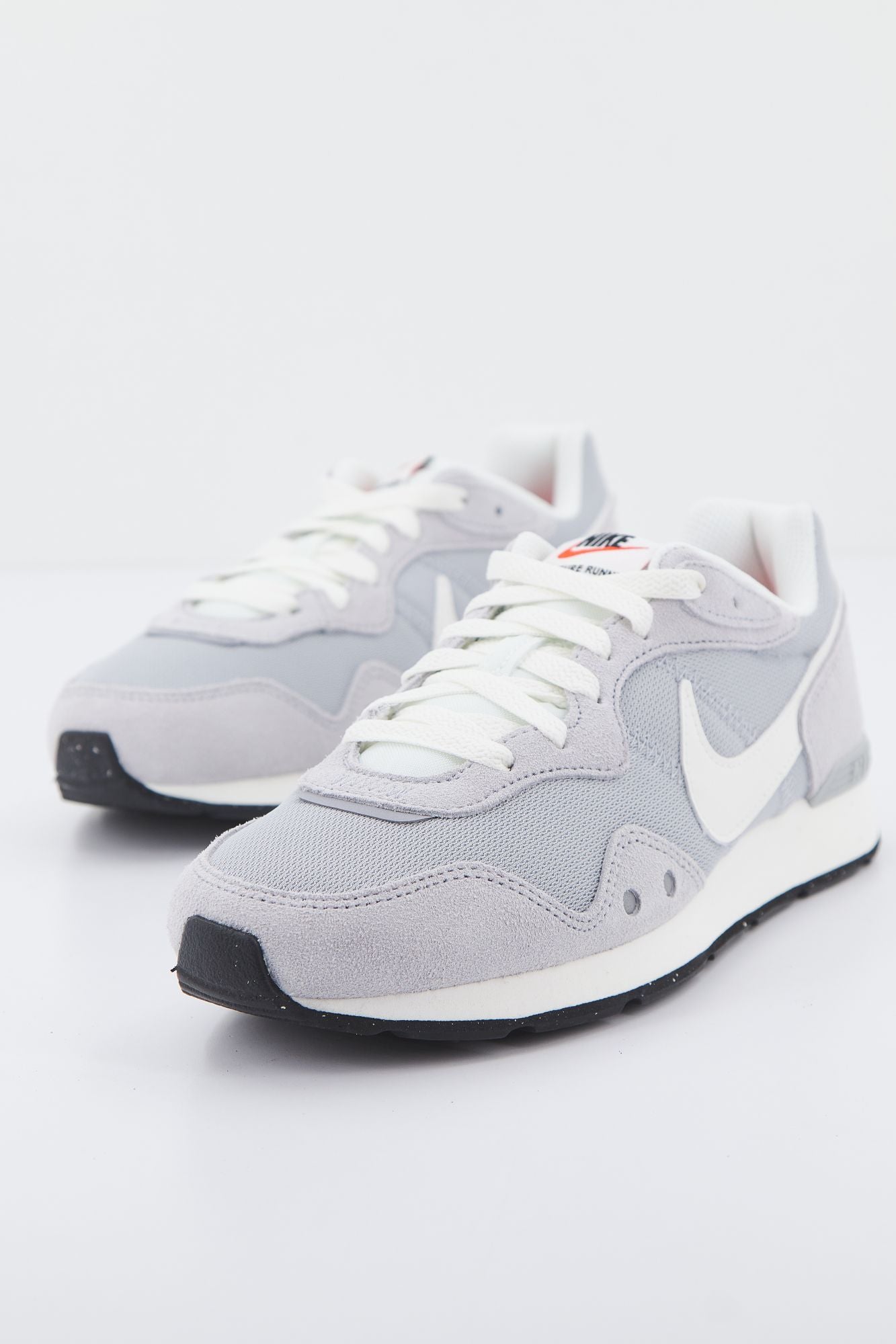 NIKE VENTURE RUNNER  en color GRIS (2)