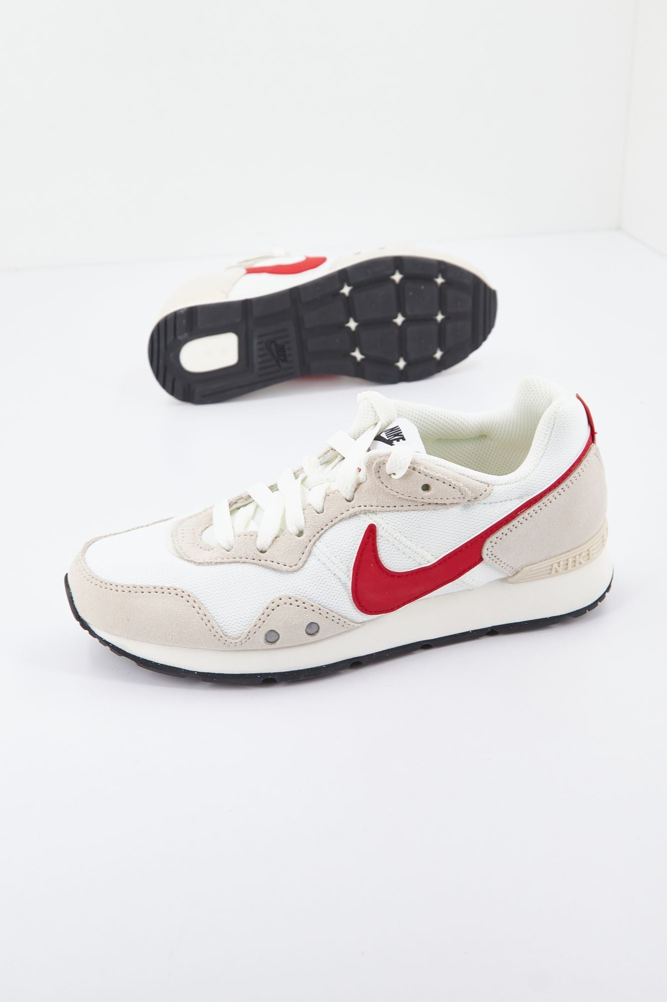 NIKE VENTURE RUNNER WOMEN'S en color BEIS (2)