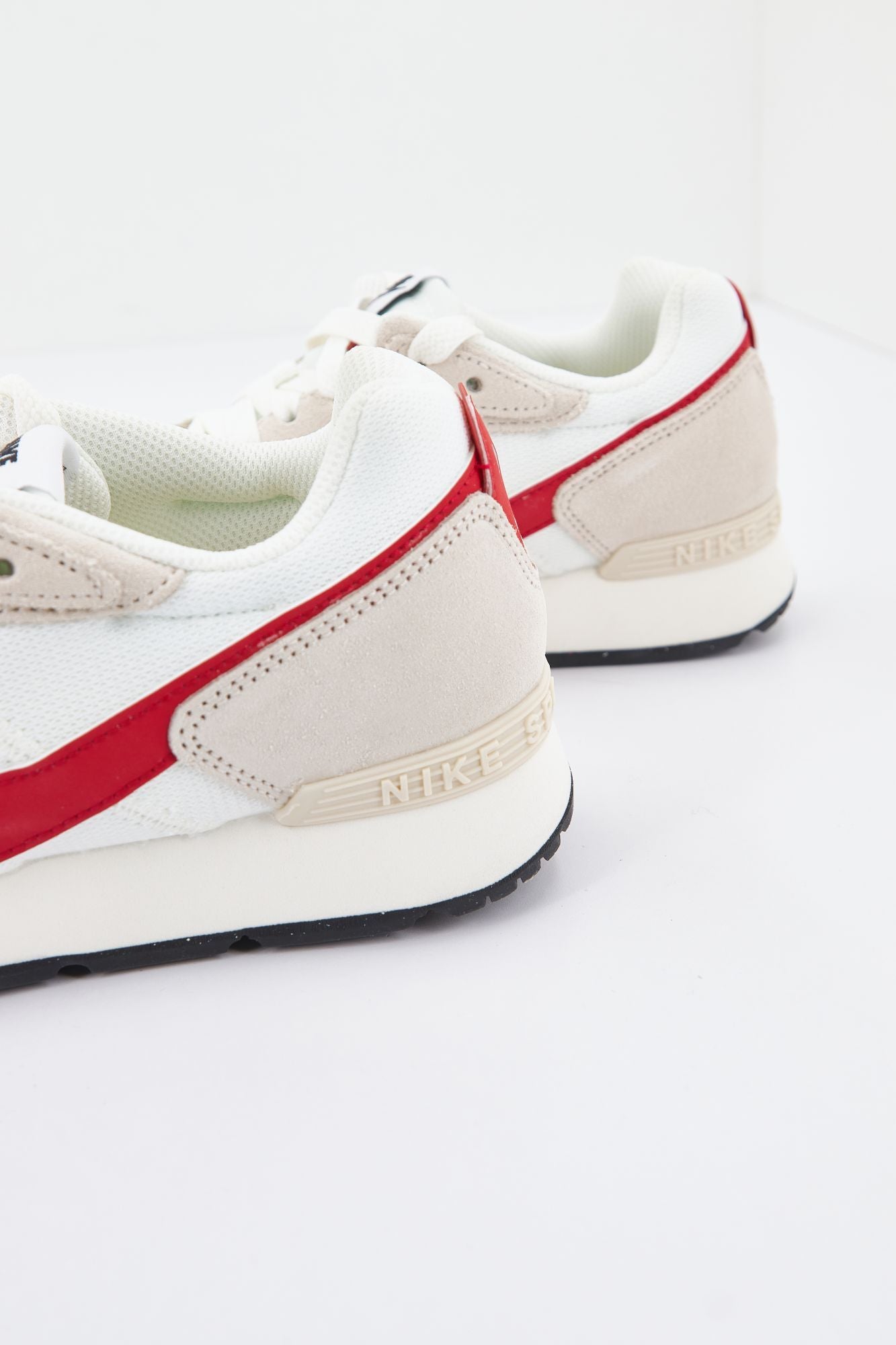 NIKE VENTURE RUNNER WOMEN'S en color BEIS (3)