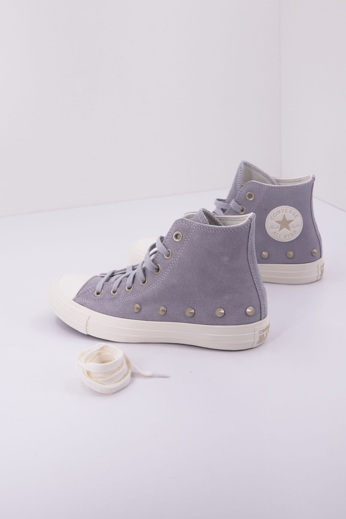 CONVERSE CHUCK TAYLOR ALL STAR SUEDE STUDS en color GRIS (3)