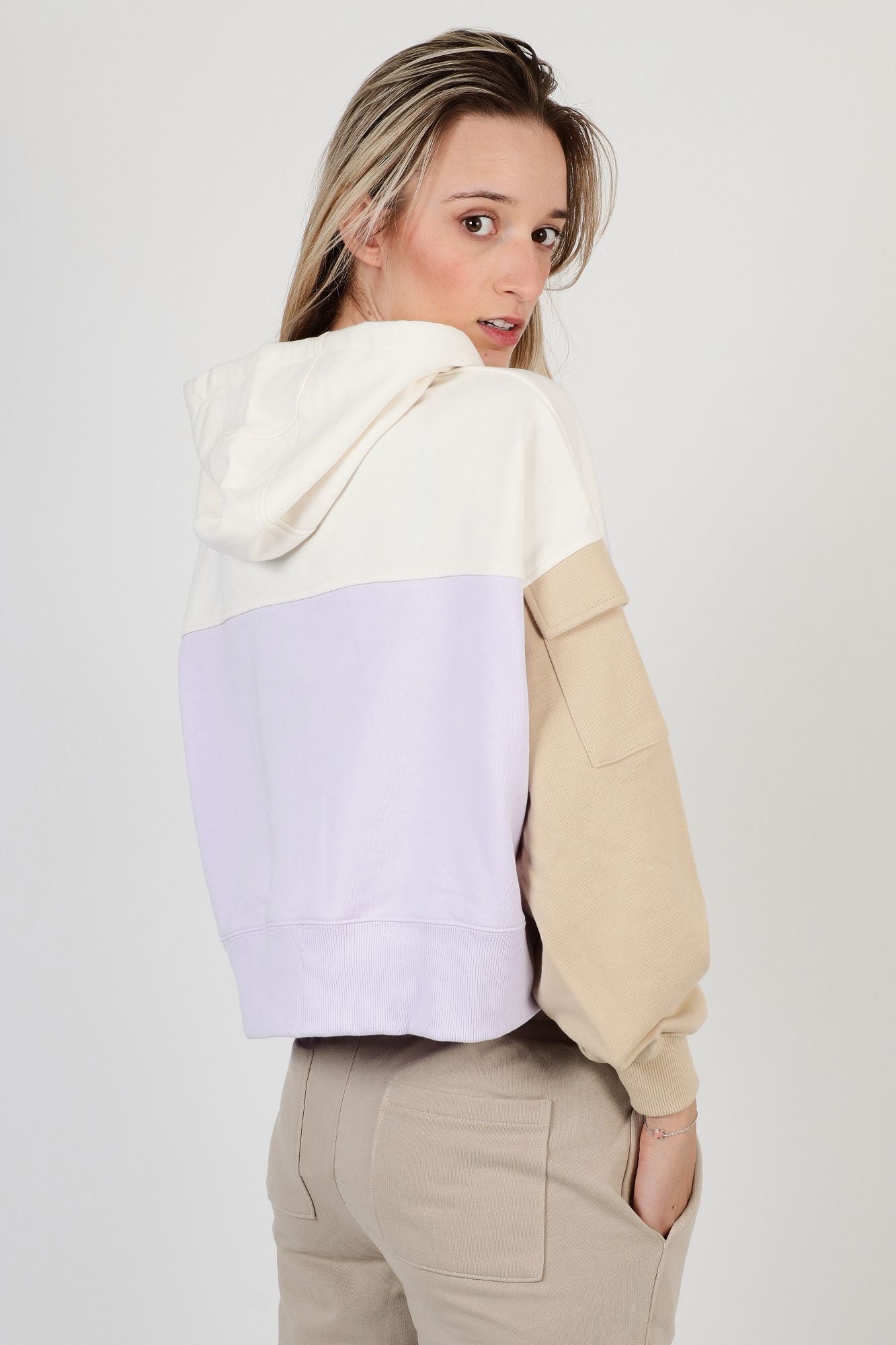 CONVERSE FASHION CROP HOODIE en color VIOLETA (3)