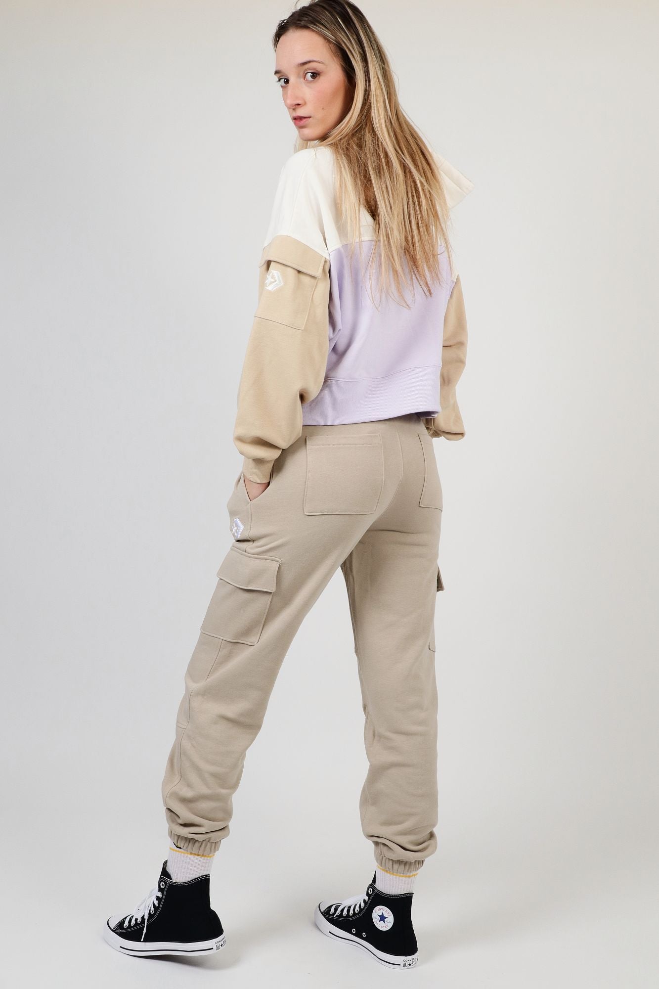 CONVERSE FASHION KNIT CARGO JOGGER en color MARRON CLARO (4)