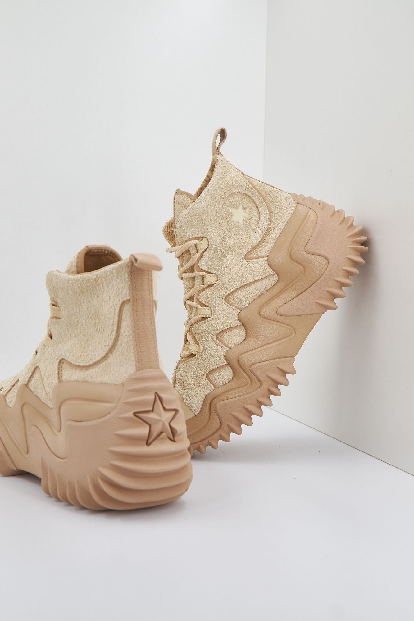 CONVERSE RUN STAR MOTION CX HI en color MARRON CLARO (1)