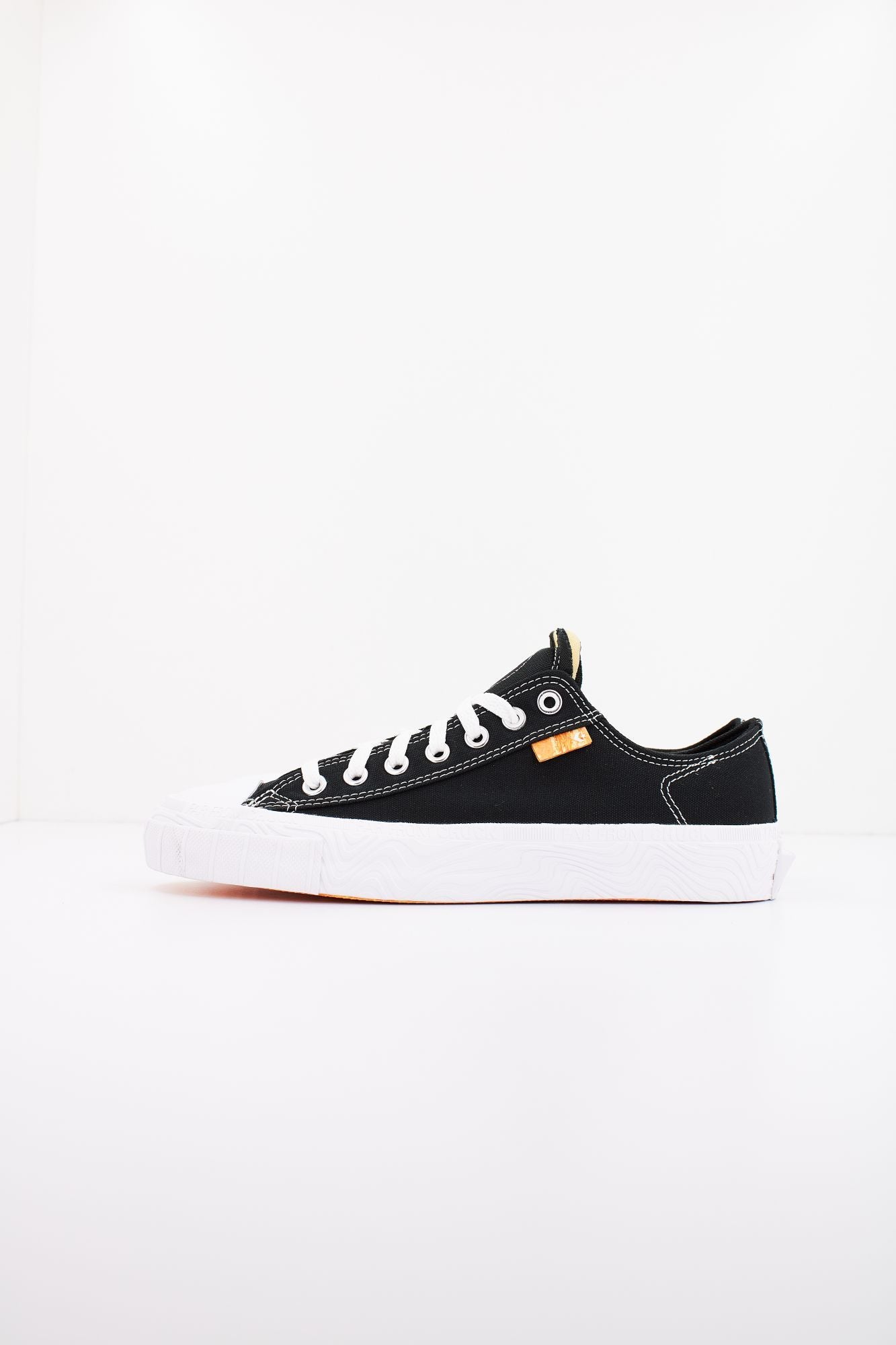 CONVERSE CHUCK TAYLOR ALT STAR OX en color NEGRO (1)