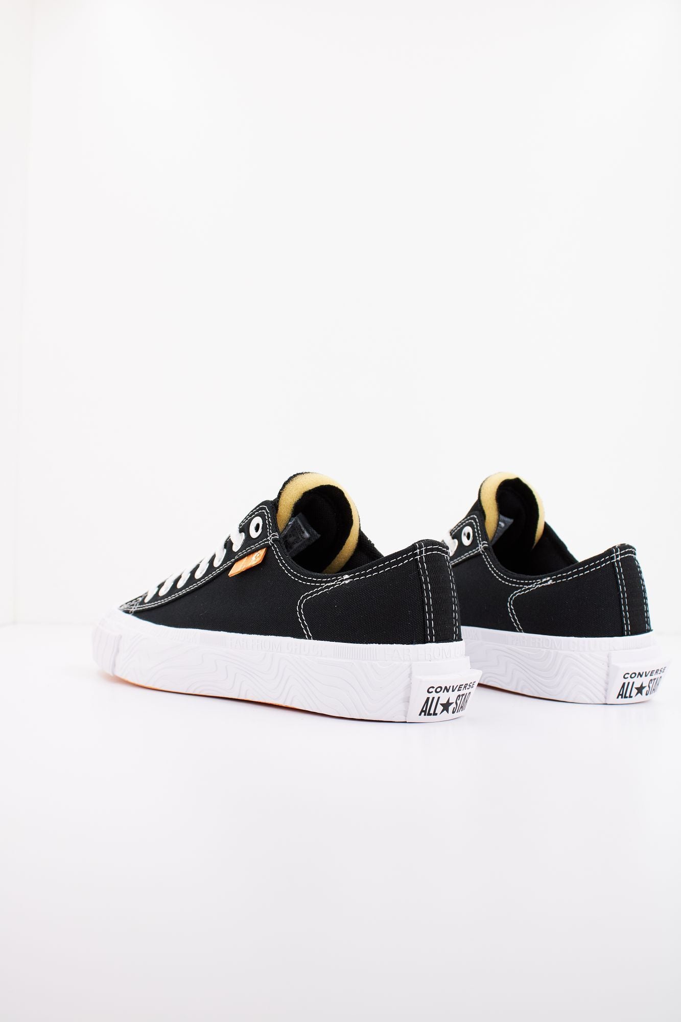 CONVERSE CHUCK TAYLOR ALT STAR OX en color NEGRO (3)