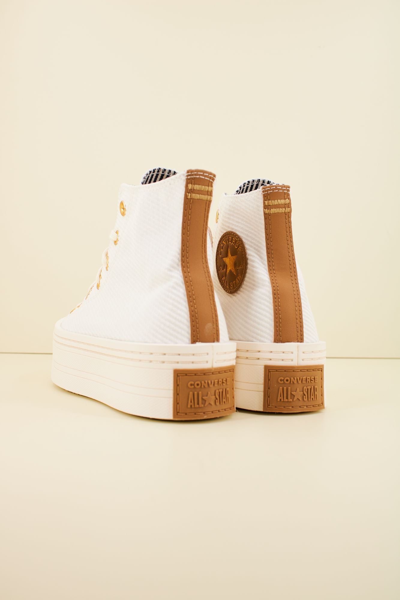 CONVERSE CHUCK TAYLOR ALL STAR MODERN LIFT HI en color BLANCO (3)