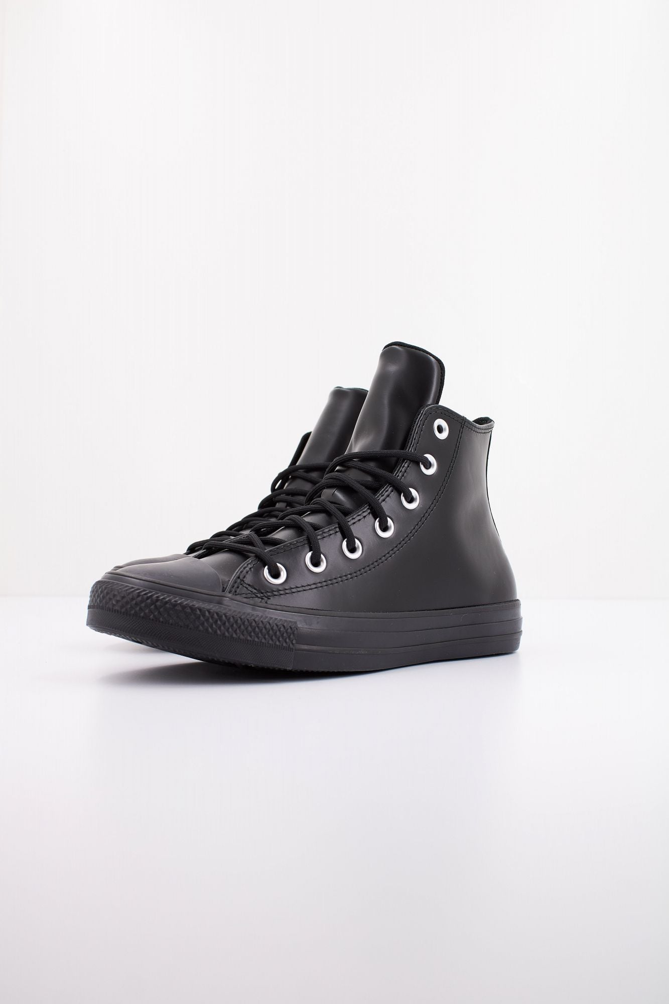 CONVERSE  CHUCK TAYLOR ALL STAR LEATHER en color NEGRO (2)