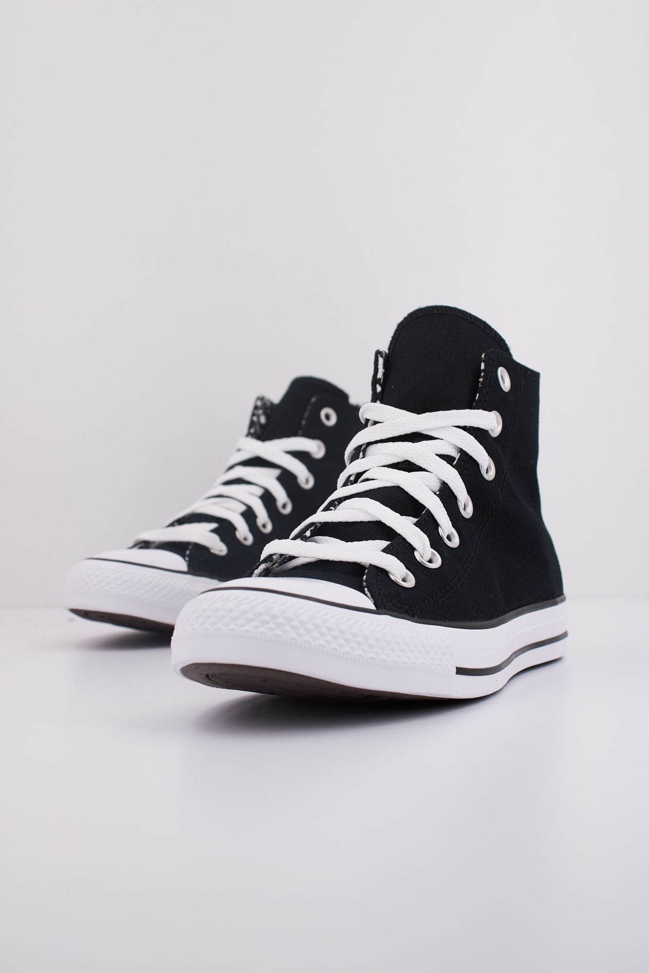 CONVERSE CHUCK TAYLOR ALL STAR LEOPARD en color NEGRO (2)