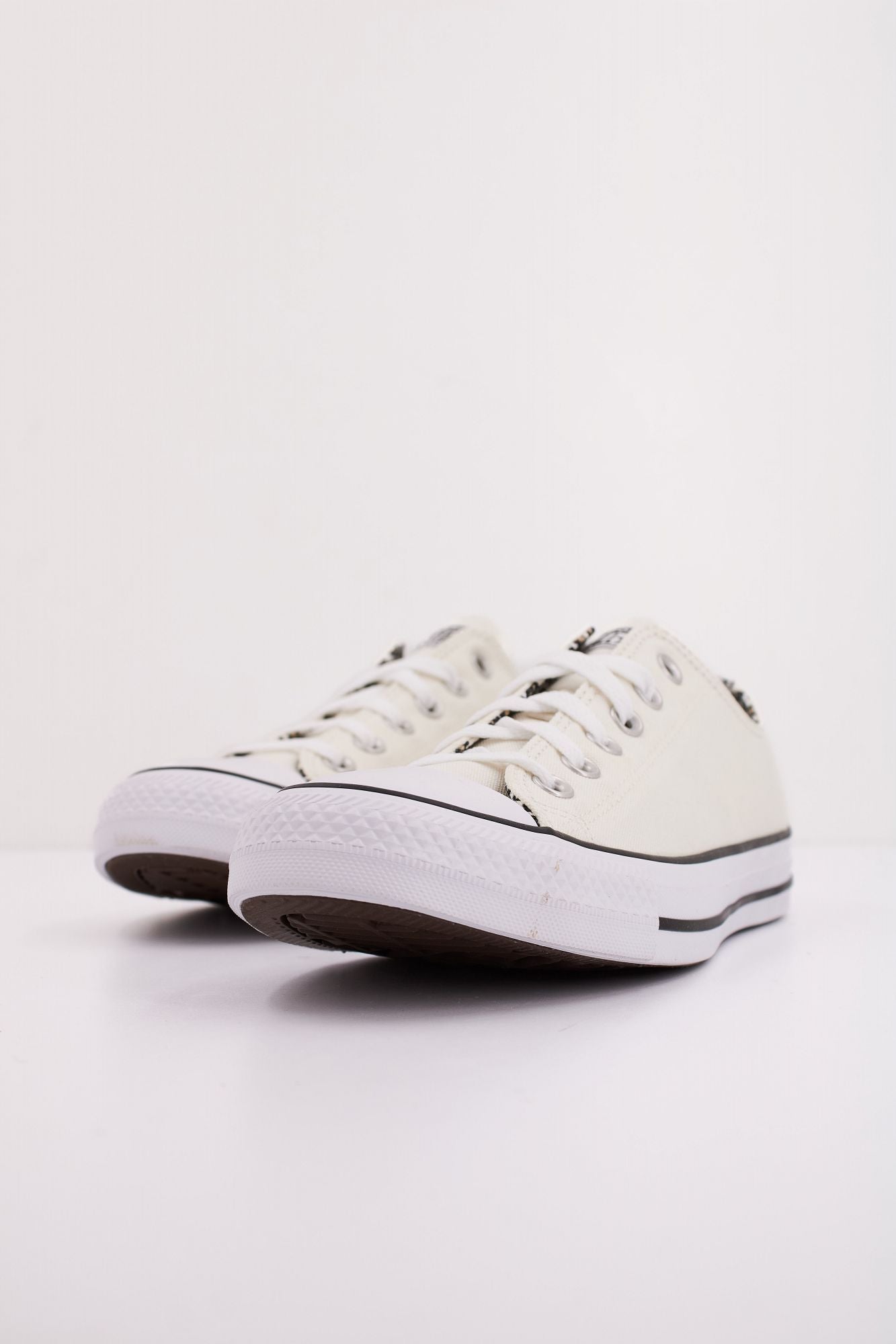 CONVERSE  CHUCK TAYLOR ALL STAR en color BLANCO (2)