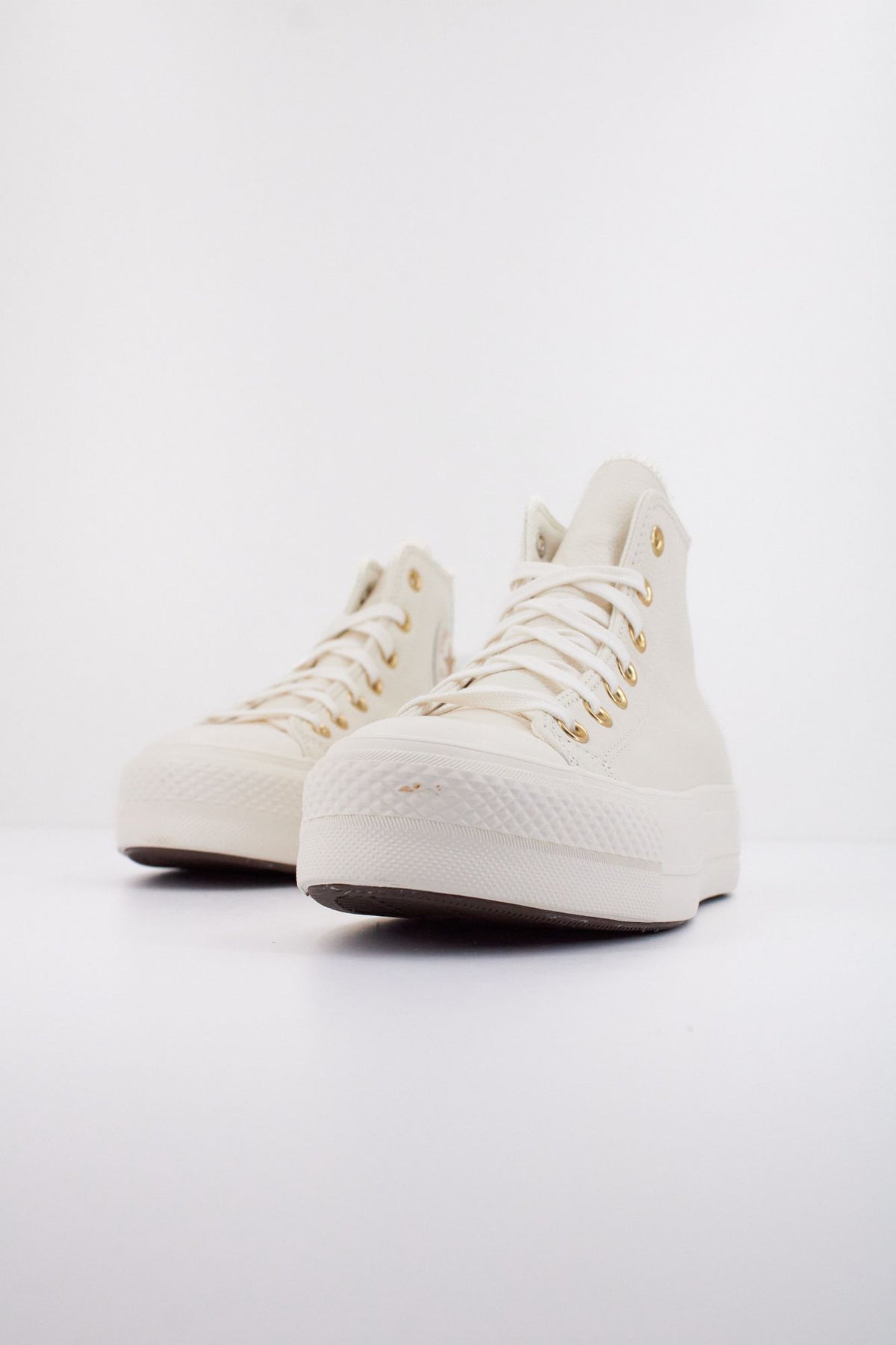 CONVERSE CHUCK TAYLOR ALL STAR LIFT LEATHER A12764C en color BLANCO (2)