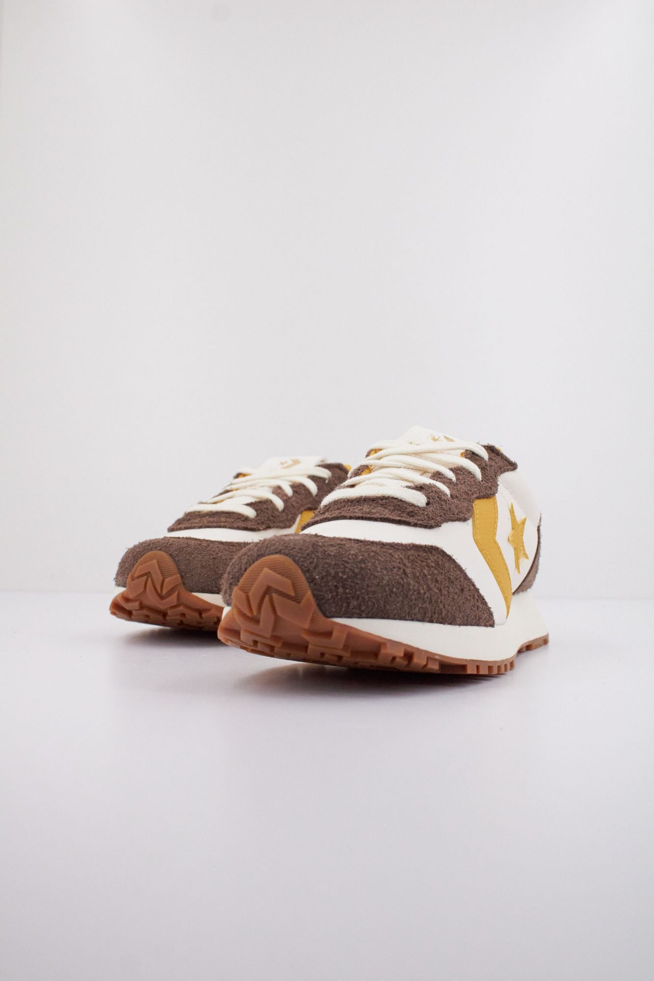 CONVERSE OMEGA TRAINER en color MARRON (2)