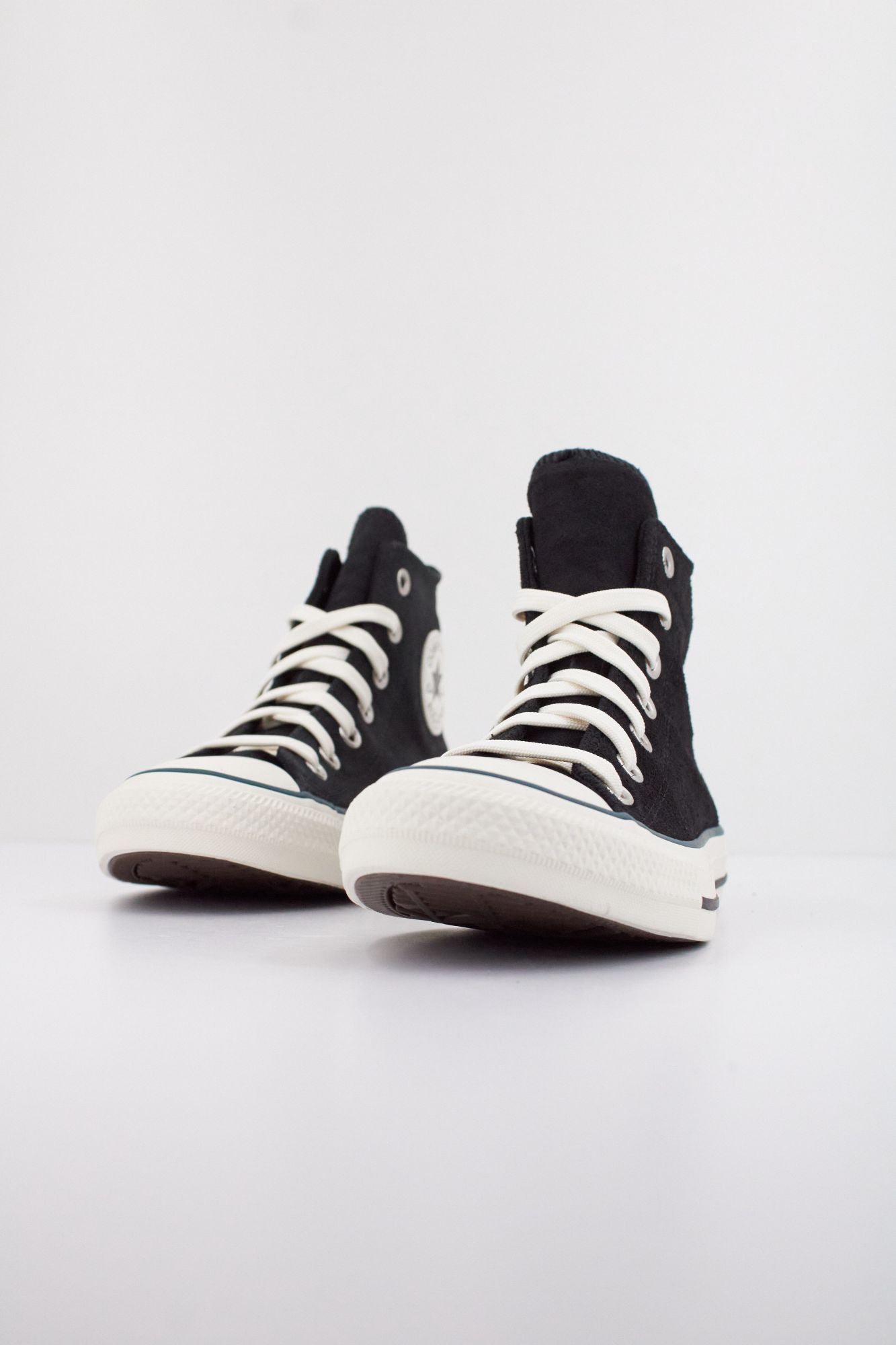 CONVERSE CHUCK TAYLOR ALL STAR CONTRAST SUEDE en color NEGRO (2)