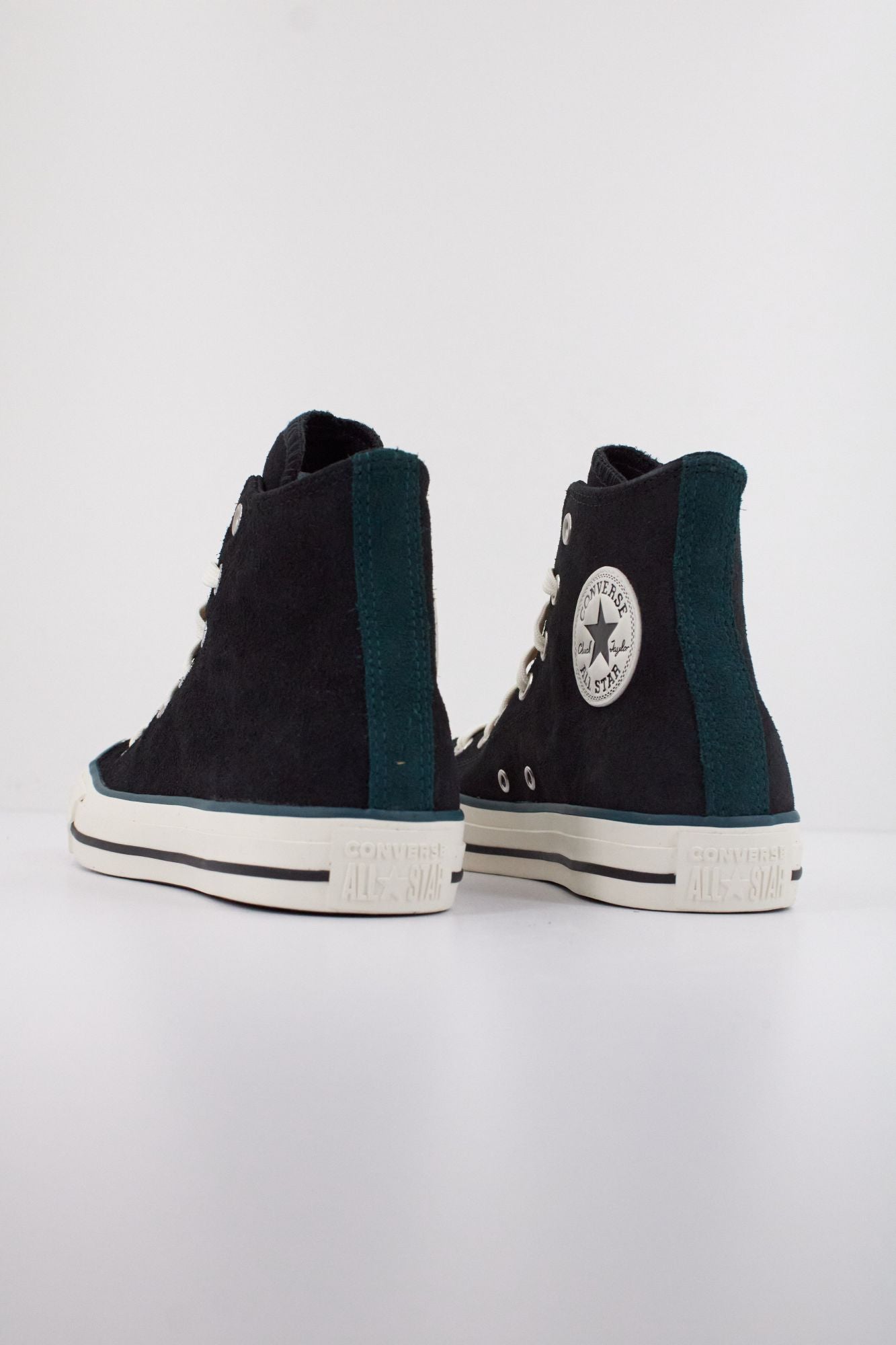CONVERSE CHUCK TAYLOR ALL STAR CONTRAST SUEDE en color NEGRO (4)