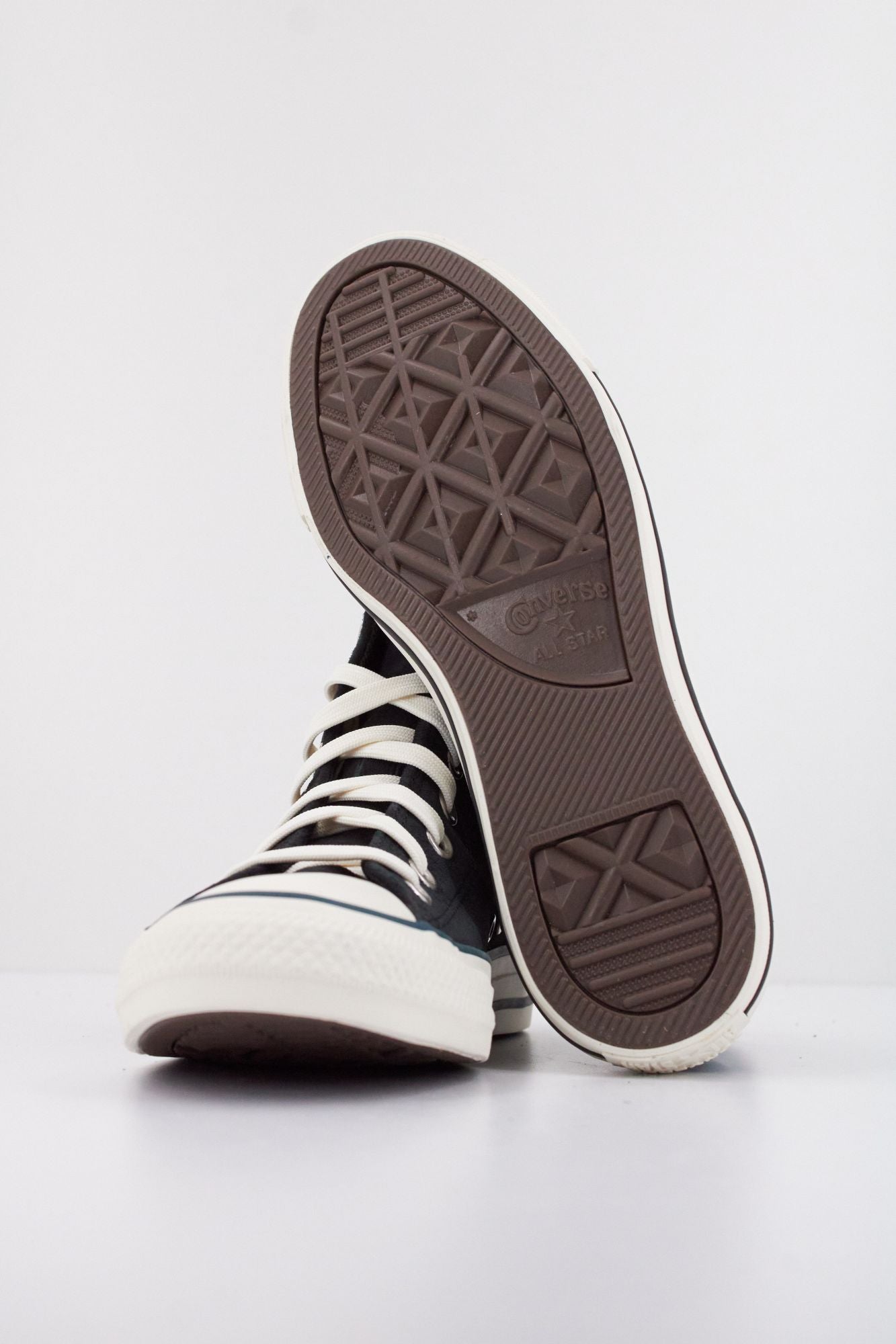 CONVERSE CHUCK TAYLOR ALL STAR CONTRAST SUEDE en color NEGRO (5)