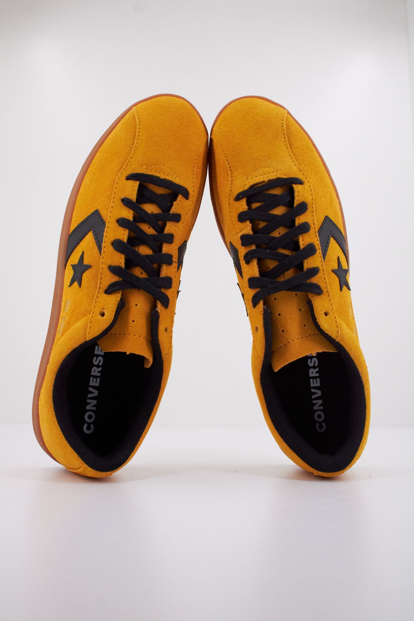 CONVERSE ALL STAR CLASSIC TRAINER SUEDE en color AMARILLO (3)