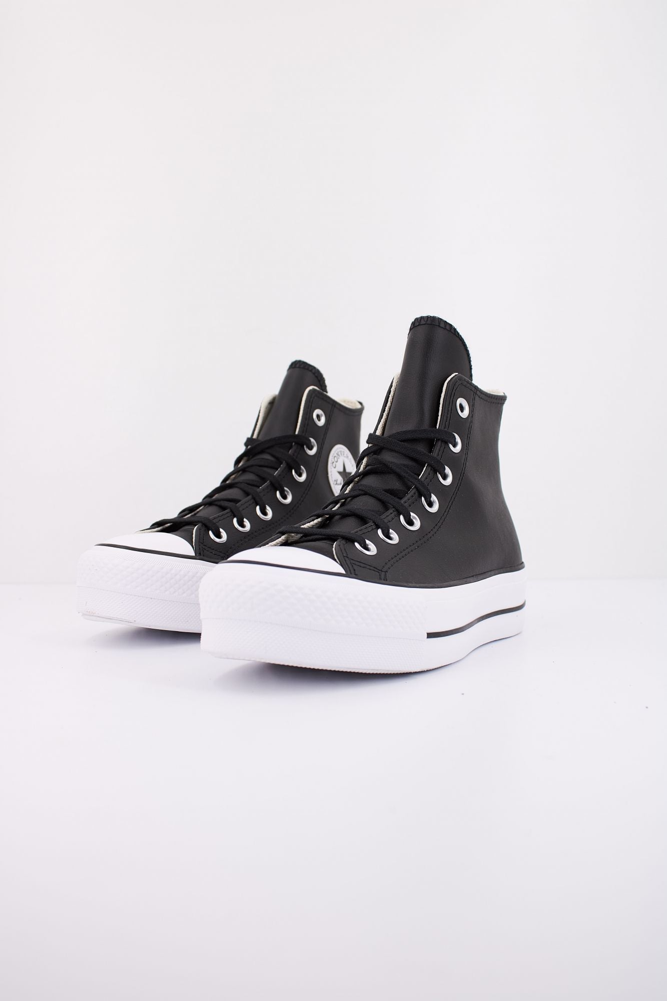 CONVERSE CHUCK TAYLOR ALL STAR PLATFORM LEATHER en color NEGRO (2)