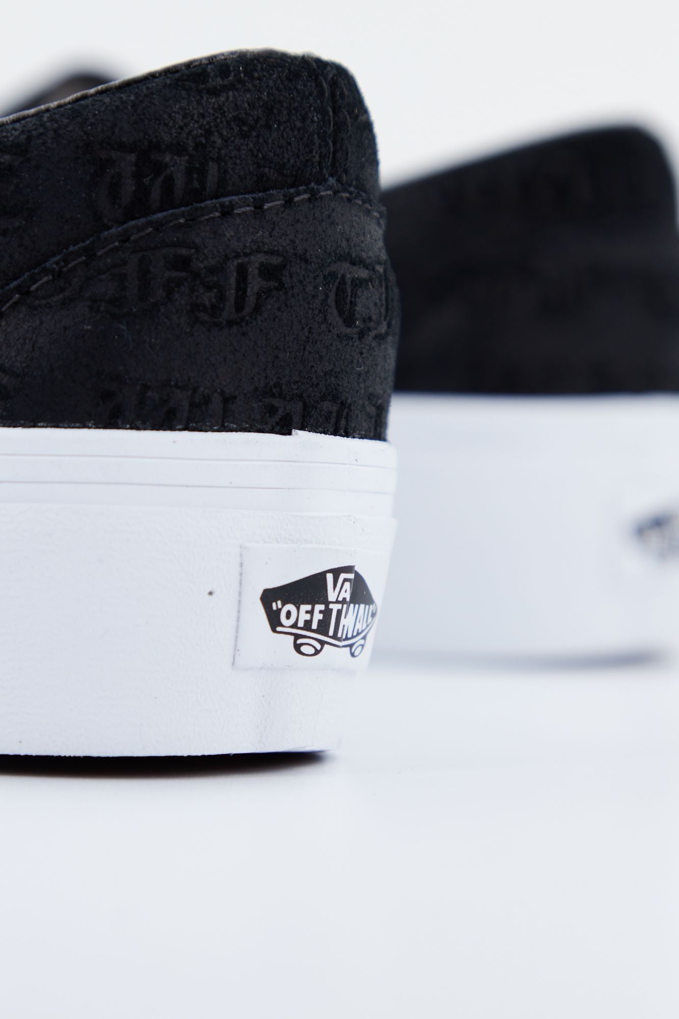 VANS UA CLASSIC SLIP-ON PLATF en color NEGRO (3)