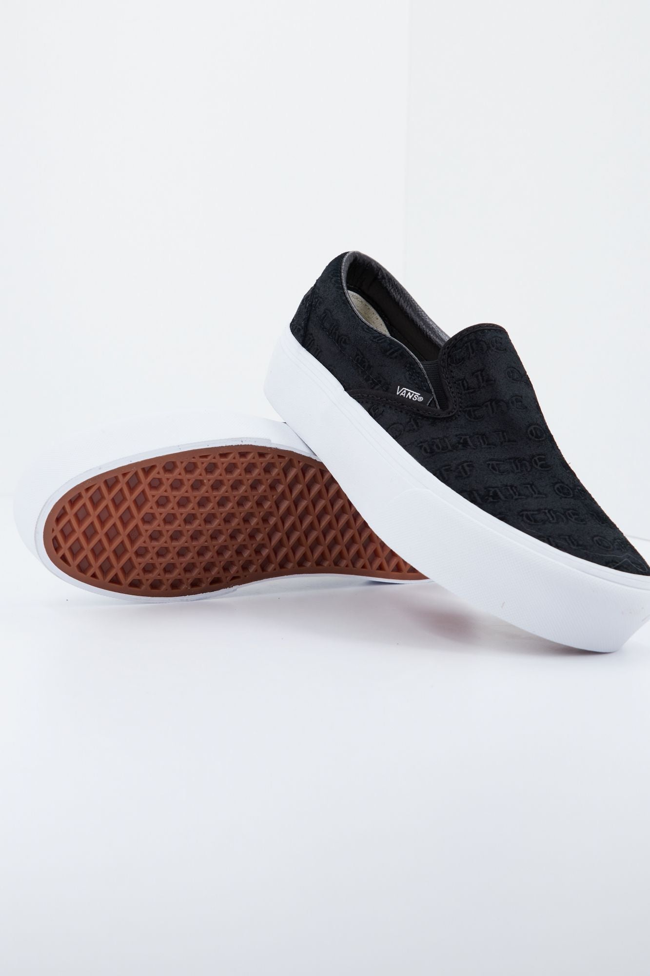VANS UA CLASSIC SLIP-ON PLATF en color NEGRO (4)