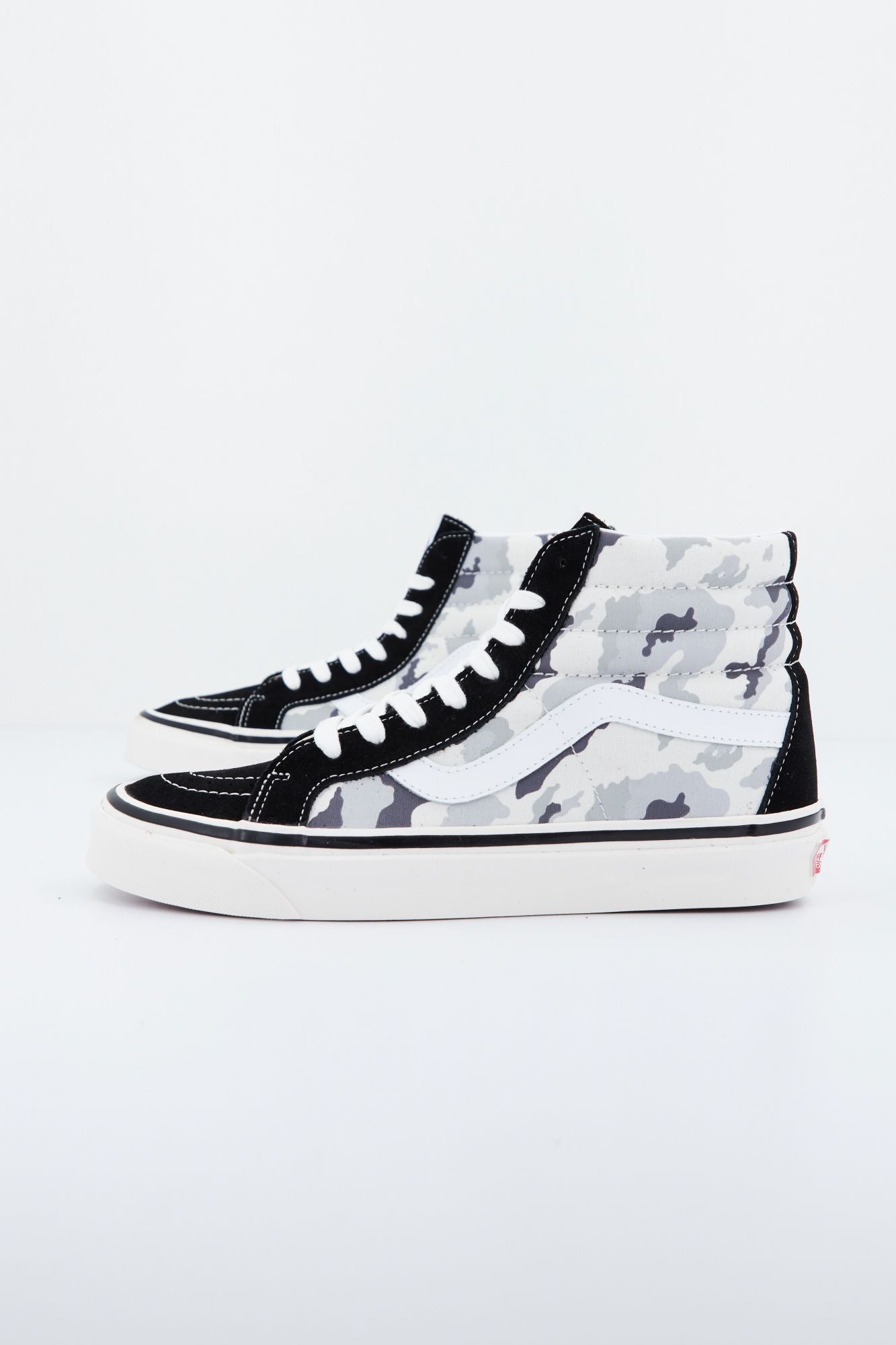 VANS UA SK8-HI 38 DX en color NEGRO (2)