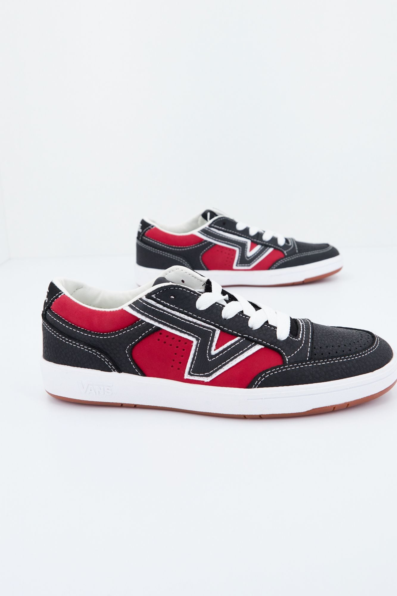 VANS UA LOWLAND CC en color NEGRO (2)