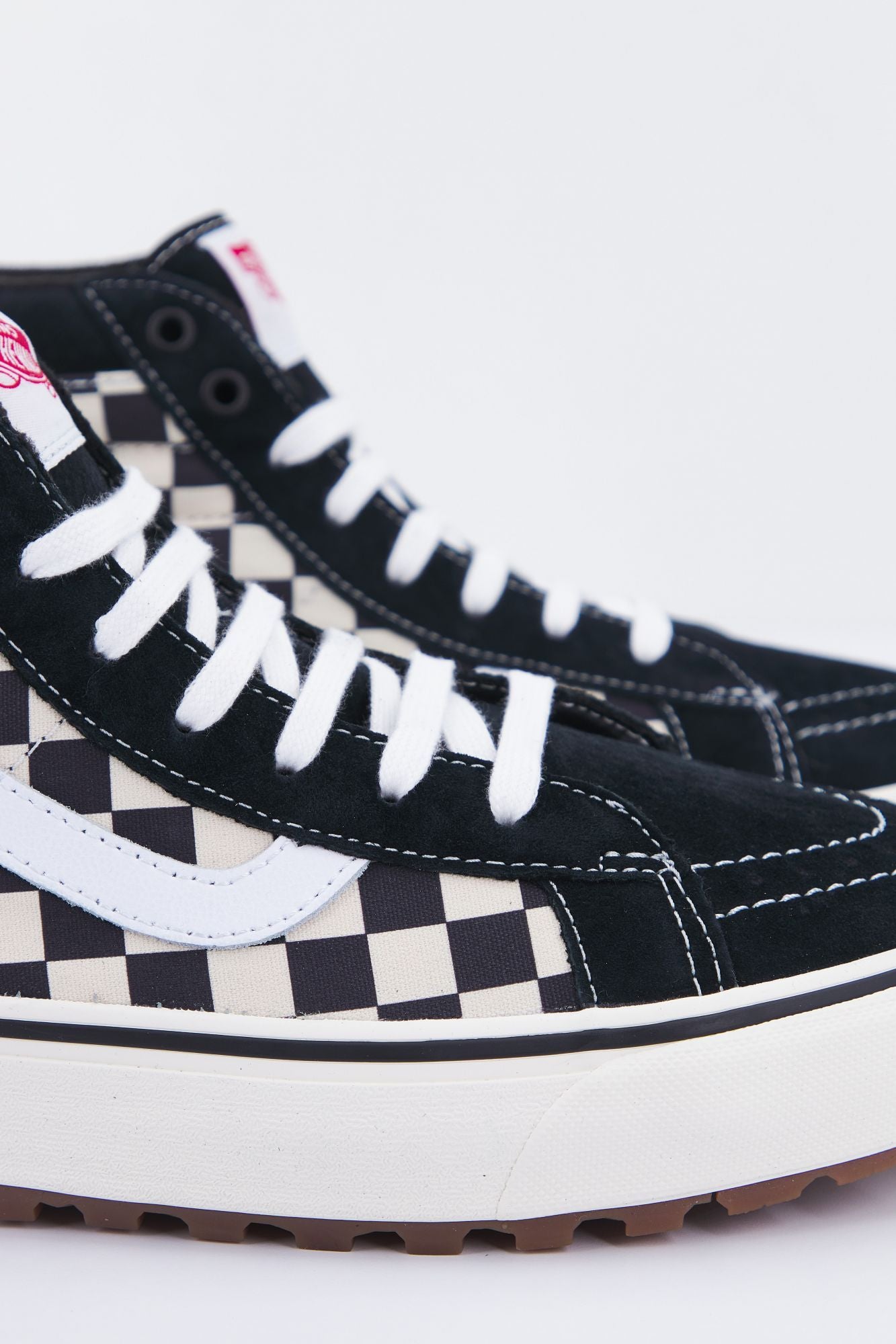 VANS UA SK8-Hi MTE-1 en color NEGRO (4)