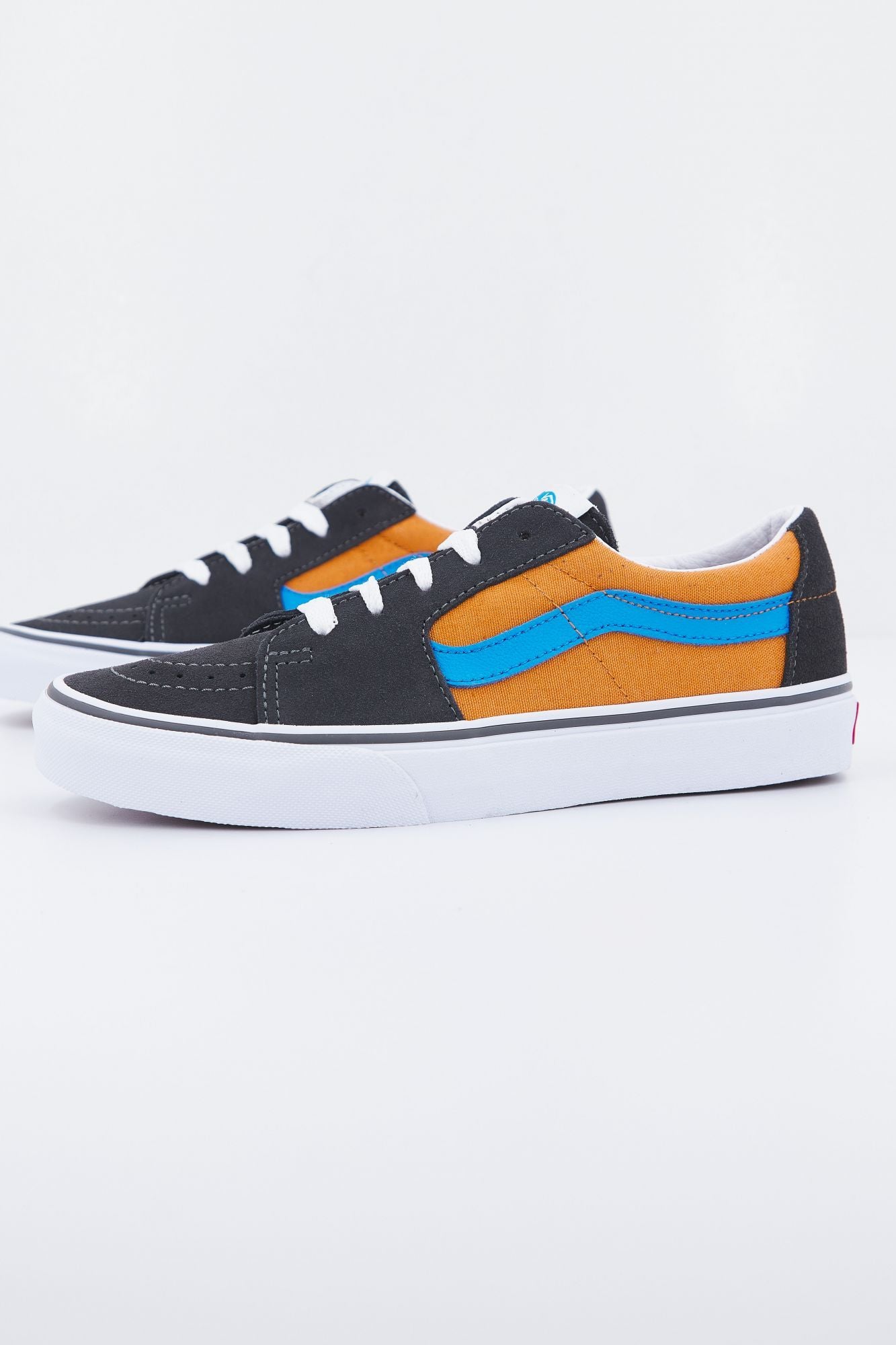 VANS UA SK8-LOW en color NEGRO (1)