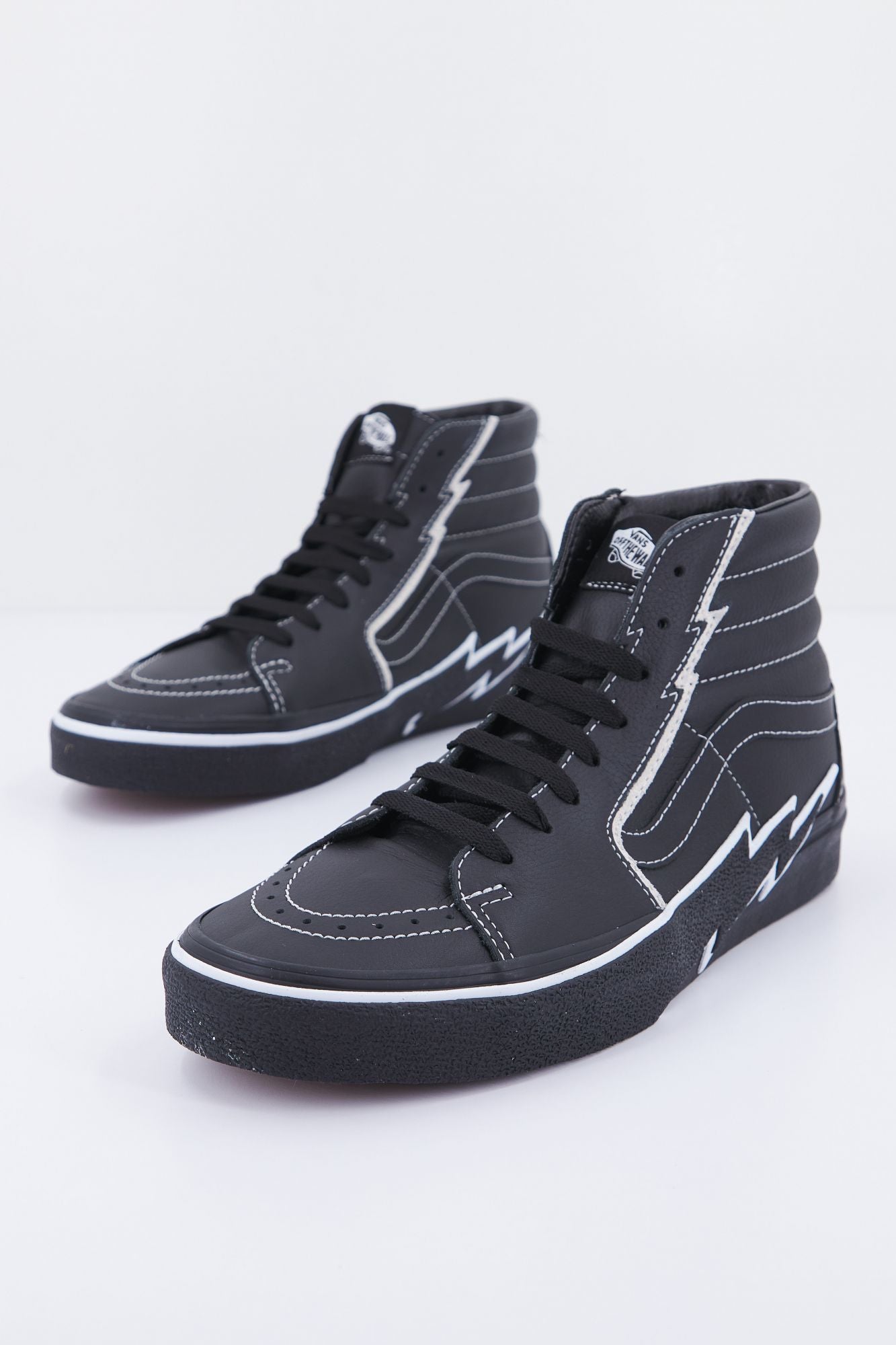 VANS UA SK8-HI BOLT en color NEGRO (2)