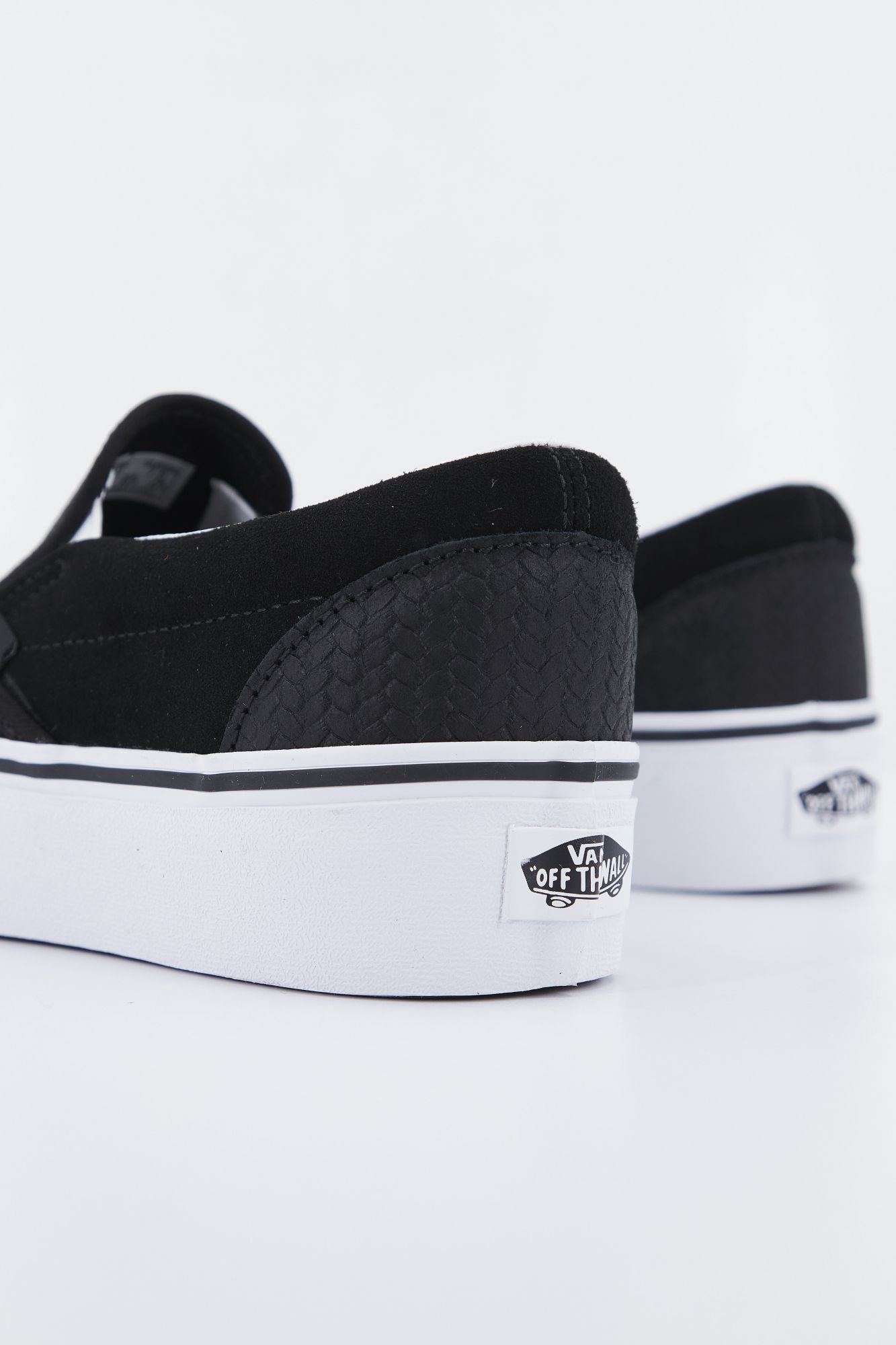 VANS UA CLASSIC SLIP-ON PLA en color NEGRO (3)