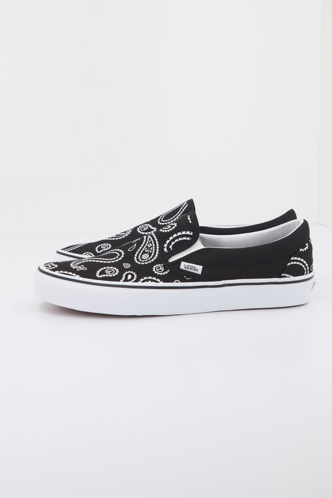 VANS  UA CLASSIC SLIP-ON en color NEGRO (1)