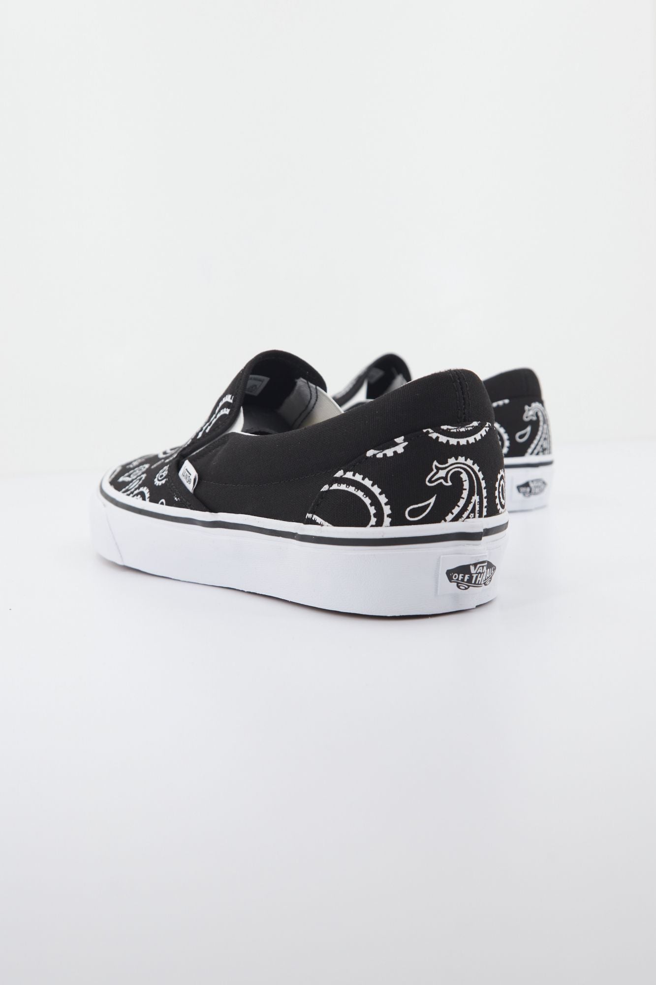 VANS  UA CLASSIC SLIP-ON en color NEGRO (2)