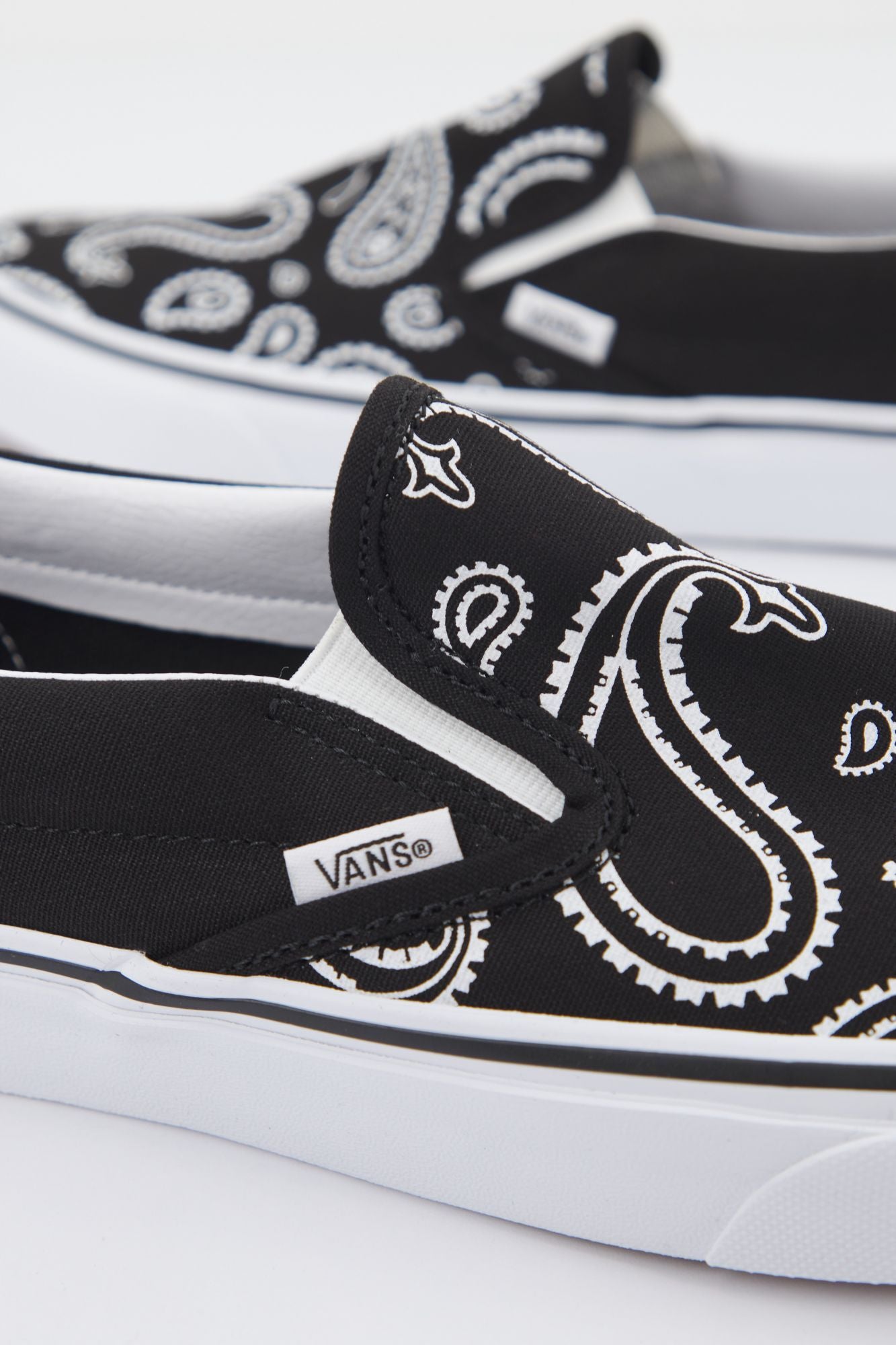 VANS  UA CLASSIC SLIP-ON en color NEGRO (3)