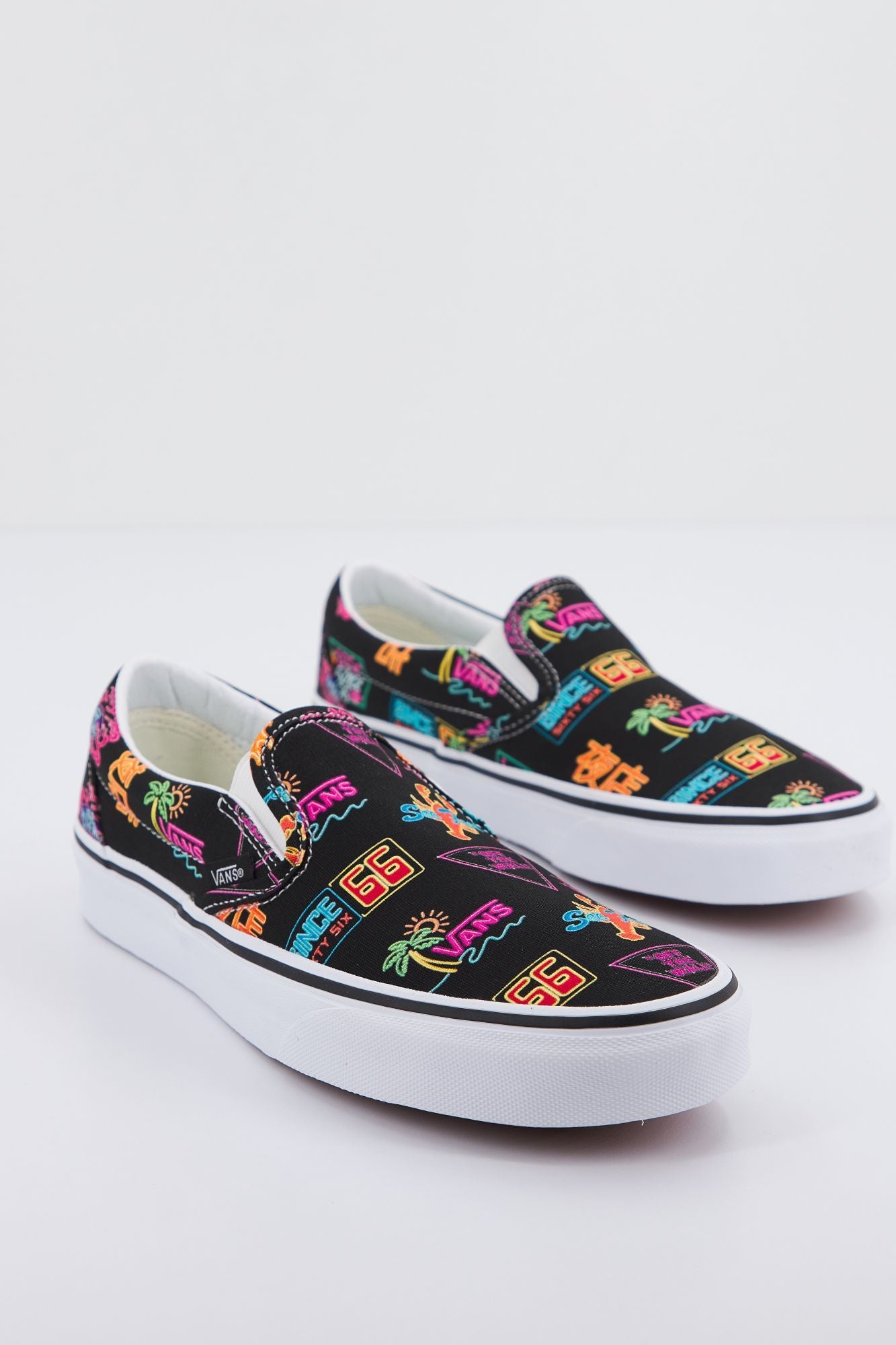 VANS UA CLASSIC SLIP-ON en color NEGRO (2)