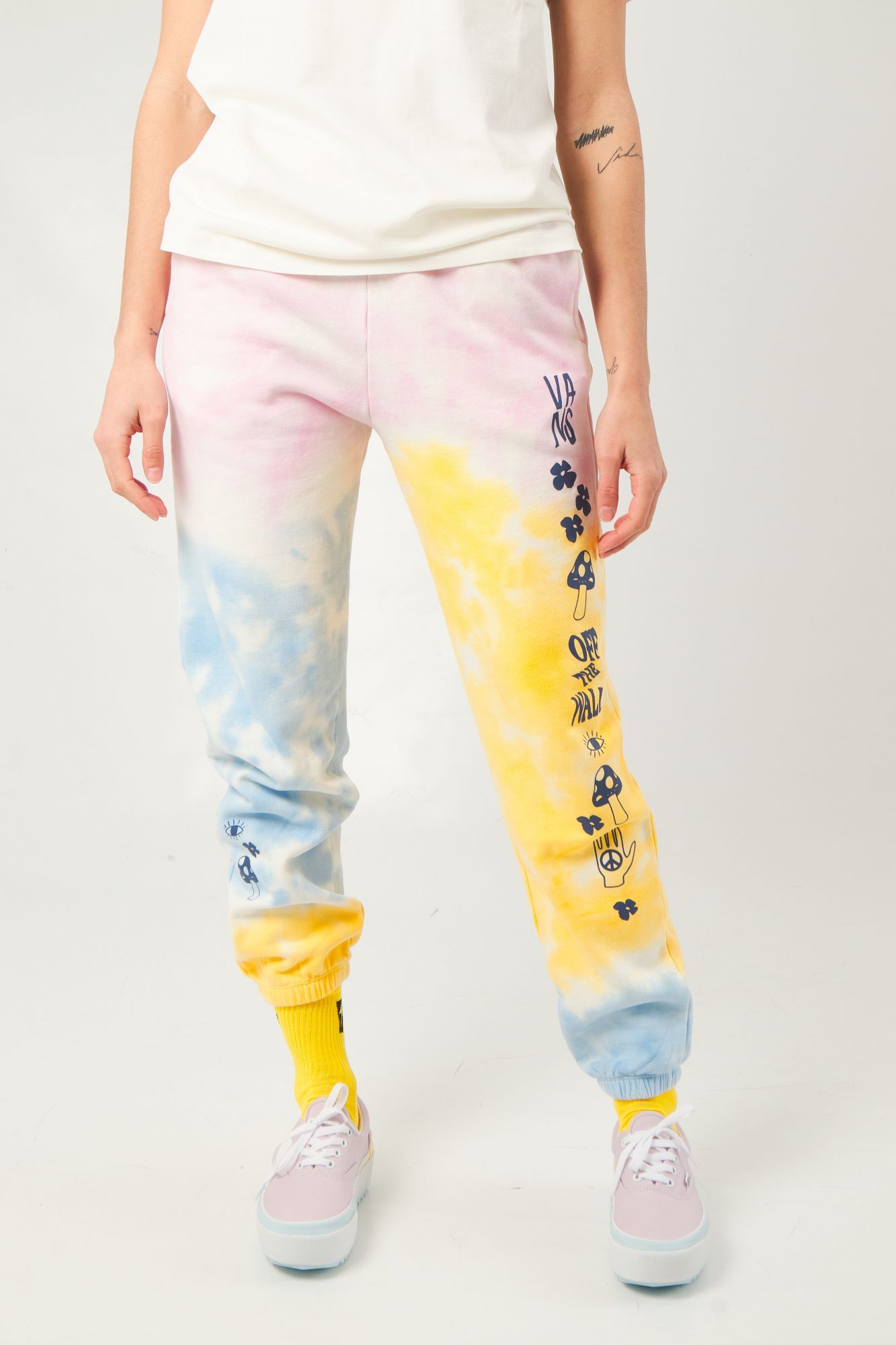 VANS MASCY DAZE TRI DYE SWE JOGGER en color ROSA (1)