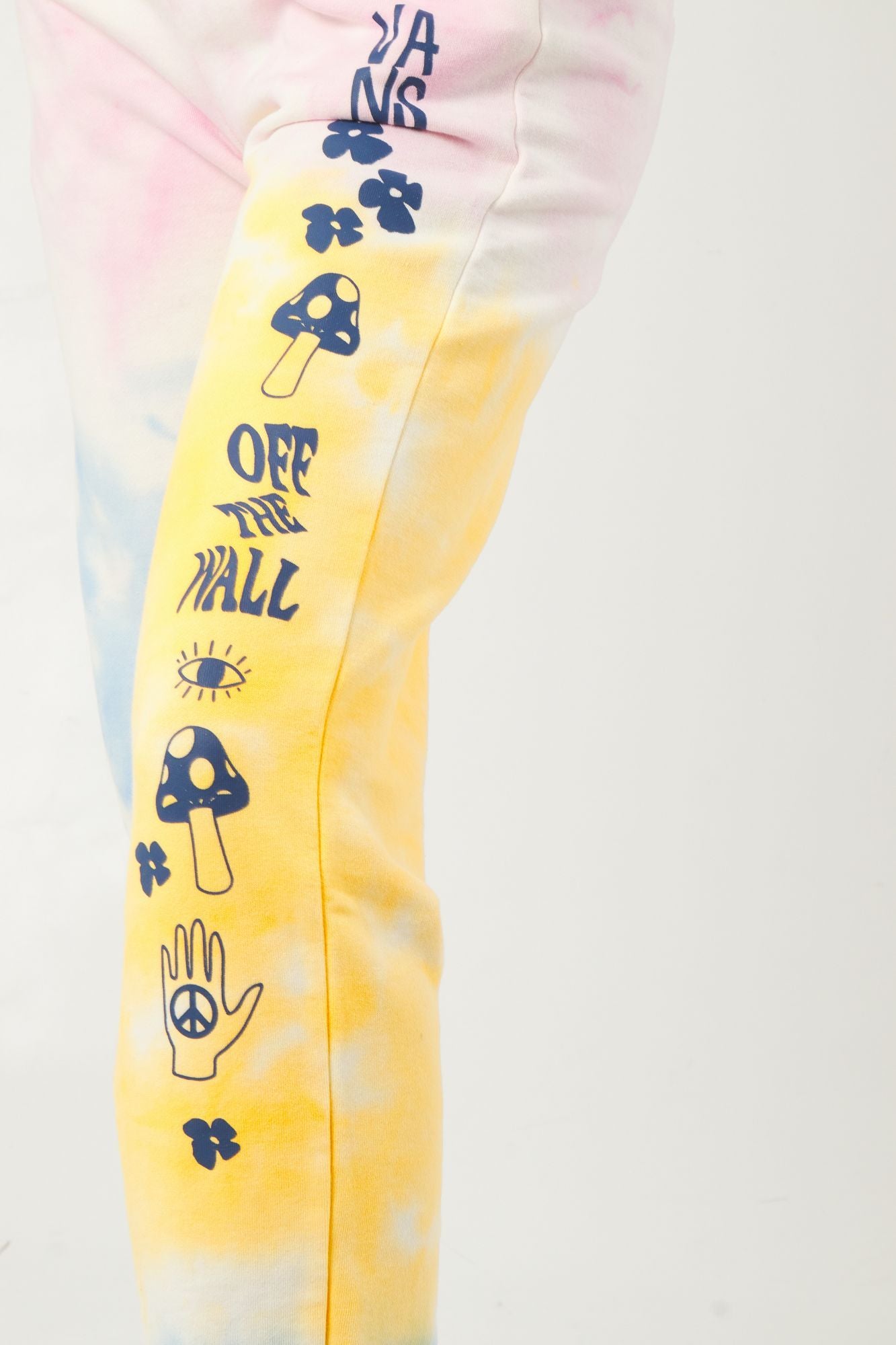 VANS MASCY DAZE TRI DYE SWE JOGGER en color ROSA (3)