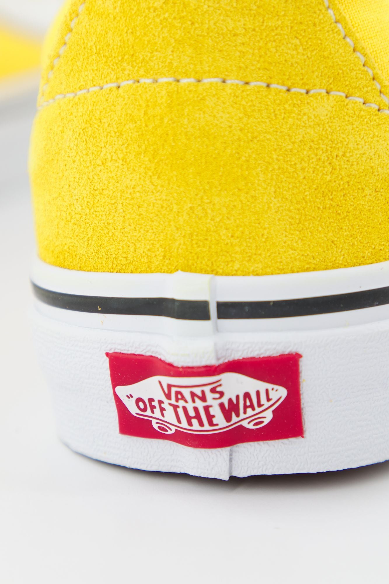 VANS UA SK8-LOW en color AMARILLO (4)