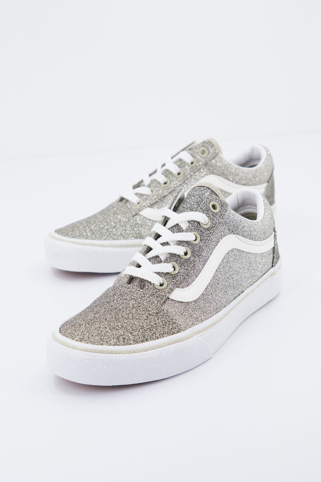 VANS UA OLD SKOOL en color PLATA (1)