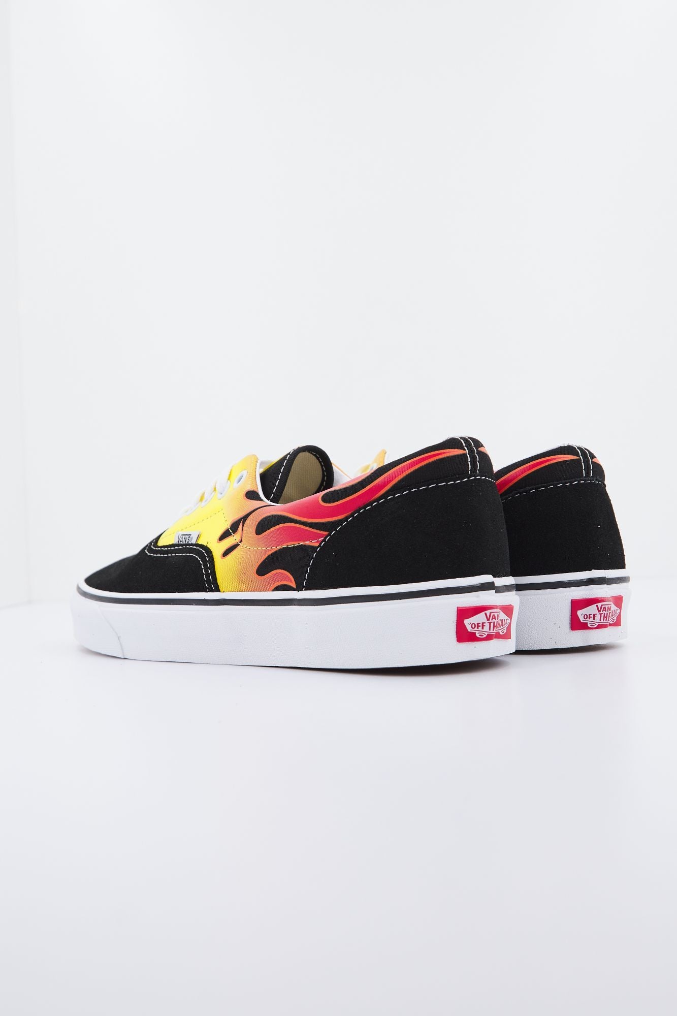 VANS UA ERA en color NEGRO (3)